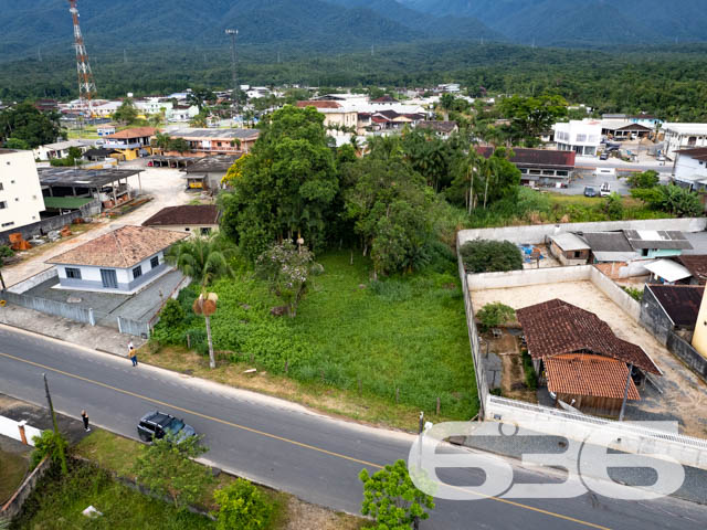 TERRENO À VENDA NO CENTRO DE GARUVA
Apresentamos a você uma rara oportunidade de adquirir um lote com uma generosa área total de 987m², com uma frente de 30 metros, estrategicamente localizado no centro de Garuva. Esta localização privilegiada coloca você a uma curta distância de todas as conveniências essenciais para o seu dia a dia, incluindo supermercados, escolas, padarias, academias, diversas lojas e muito mais.
O terreno, de topografia plana e já devidamente limpo, aguarda ansiosamente seu próximo projeto. Sua localização em uma rua pavimentada proporciona acessibilidade e praticidade adicionais.
Esta é a oportunidade que você esperava para transformar seus planos em realidade. Agora é o momento de dar o primeiro passo em direção à construção dos seus sonhos.
Não deixe escapar essa chance única! Entre em contato com nossa equipe de corretores dedicados para agendar uma visita e obter mais informações.
Para saber mais:
Telefone: (47) 3451-0636
WhatsApp: (47) 99190-0636
Conte com a expertise da Imobiliária 636 para realizar seus projetos imobiliários com sucesso.