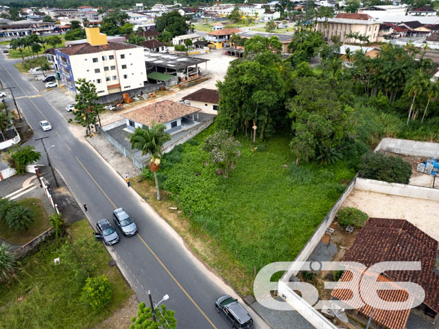 TERRENO À VENDA NO CENTRO DE GARUVA
Apresentamos a você uma rara oportunidade de adquirir um lote com uma generosa área total de 987m², com uma frente de 30 metros, estrategicamente localizado no centro de Garuva. Esta localização privilegiada coloca você a uma curta distância de todas as conveniências essenciais para o seu dia a dia, incluindo supermercados, escolas, padarias, academias, diversas lojas e muito mais.
O terreno, de topografia plana e já devidamente limpo, aguarda ansiosamente seu próximo projeto. Sua localização em uma rua pavimentada proporciona acessibilidade e praticidade adicionais.
Esta é a oportunidade que você esperava para transformar seus planos em realidade. Agora é o momento de dar o primeiro passo em direção à construção dos seus sonhos.
Não deixe escapar essa chance única! Entre em contato com nossa equipe de corretores dedicados para agendar uma visita e obter mais informações.
Para saber mais:
Telefone: (47) 3451-0636
WhatsApp: (47) 99190-0636
Conte com a expertise da Imobiliária 636 para realizar seus projetos imobiliários com sucesso.