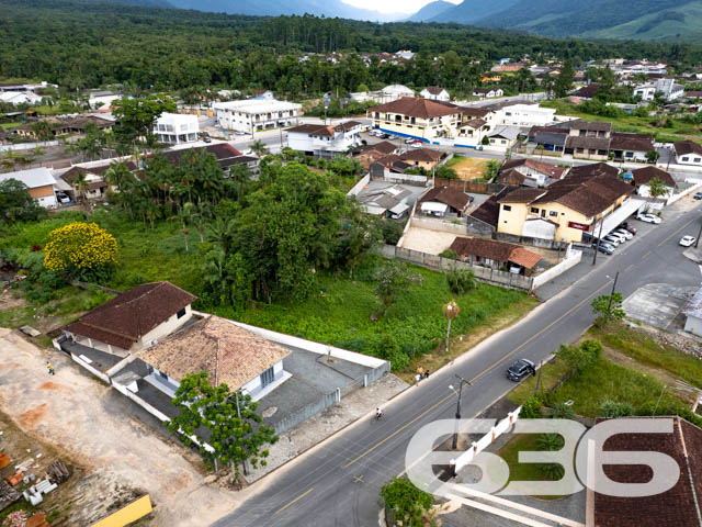 TERRENO À VENDA NO CENTRO DE GARUVA
Apresentamos a você uma rara oportunidade de adquirir um lote com uma generosa área total de 987m², com uma frente de 30 metros, estrategicamente localizado no centro de Garuva. Esta localização privilegiada coloca você a uma curta distância de todas as conveniências essenciais para o seu dia a dia, incluindo supermercados, escolas, padarias, academias, diversas lojas e muito mais.
O terreno, de topografia plana e já devidamente limpo, aguarda ansiosamente seu próximo projeto. Sua localização em uma rua pavimentada proporciona acessibilidade e praticidade adicionais.
Esta é a oportunidade que você esperava para transformar seus planos em realidade. Agora é o momento de dar o primeiro passo em direção à construção dos seus sonhos.
Não deixe escapar essa chance única! Entre em contato com nossa equipe de corretores dedicados para agendar uma visita e obter mais informações.
Para saber mais:
Telefone: (47) 3451-0636
WhatsApp: (47) 99190-0636
Conte com a expertise da Imobiliária 636 para realizar seus projetos imobiliários com sucesso.