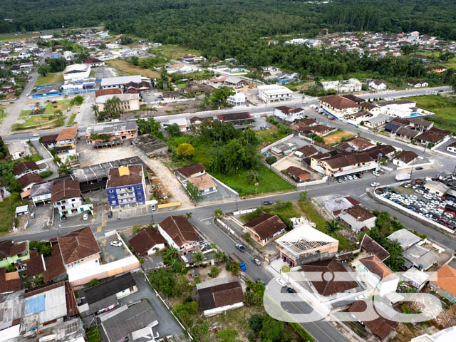 TERRENO À VENDA NO CENTRO DE GARUVA
Apresentamos a você uma rara oportunidade de adquirir um lote com uma generosa área total de 987m², com uma frente de 30 metros, estrategicamente localizado no centro de Garuva. Esta localização privilegiada coloca você a uma curta distância de todas as conveniências essenciais para o seu dia a dia, incluindo supermercados, escolas, padarias, academias, diversas lojas e muito mais.
O terreno, de topografia plana e já devidamente limpo, aguarda ansiosamente seu próximo projeto. Sua localização em uma rua pavimentada proporciona acessibilidade e praticidade adicionais.
Esta é a oportunidade que você esperava para transformar seus planos em realidade. Agora é o momento de dar o primeiro passo em direção à construção dos seus sonhos.
Não deixe escapar essa chance única! Entre em contato com nossa equipe de corretores dedicados para agendar uma visita e obter mais informações.
Para saber mais:
Telefone: (47) 3451-0636
WhatsApp: (47) 99190-0636
Conte com a expertise da Imobiliária 636 para realizar seus projetos imobiliários com sucesso.