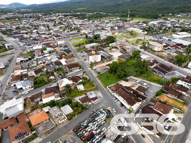 TERRENO À VENDA NO CENTRO DE GARUVA
Apresentamos a você uma rara oportunidade de adquirir um lote com uma generosa área total de 987m², com uma frente de 30 metros, estrategicamente localizado no centro de Garuva. Esta localização privilegiada coloca você a uma curta distância de todas as conveniências essenciais para o seu dia a dia, incluindo supermercados, escolas, padarias, academias, diversas lojas e muito mais.
O terreno, de topografia plana e já devidamente limpo, aguarda ansiosamente seu próximo projeto. Sua localização em uma rua pavimentada proporciona acessibilidade e praticidade adicionais.
Esta é a oportunidade que você esperava para transformar seus planos em realidade. Agora é o momento de dar o primeiro passo em direção à construção dos seus sonhos.
Não deixe escapar essa chance única! Entre em contato com nossa equipe de corretores dedicados para agendar uma visita e obter mais informações.
Para saber mais:
Telefone: (47) 3451-0636
WhatsApp: (47) 99190-0636
Conte com a expertise da Imobiliária 636 para realizar seus projetos imobiliários com sucesso.