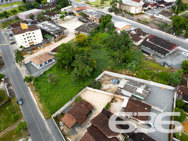 TERRENO À VENDA NO CENTRO DE GARUVA
Apresentamos a você uma rara oportunidade de adquirir um lote com uma generosa área total de 987m², com uma frente de 30 metros, estrategicamente localizado no centro de Garuva. Esta localização privilegiada coloca você a uma curta distância de todas as conveniências essenciais para o seu dia a dia, incluindo supermercados, escolas, padarias, academias, diversas lojas e muito mais.
O terreno, de topografia plana e já devidamente limpo, aguarda ansiosamente seu próximo projeto. Sua localização em uma rua pavimentada proporciona acessibilidade e praticidade adicionais.
Esta é a oportunidade que você esperava para transformar seus planos em realidade. Agora é o momento de dar o primeiro passo em direção à construção dos seus sonhos.
Não deixe escapar essa chance única! Entre em contato com nossa equipe de corretores dedicados para agendar uma visita e obter mais informações.
Para saber mais:
Telefone: (47) 3451-0636
WhatsApp: (47) 99190-0636
Conte com a expertise da Imobiliária 636 para realizar seus projetos imobiliários com sucesso.