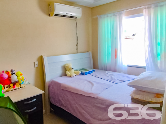 IMÓVEL COM 3 DORMITÓRIOS NO BAIRRO PARQUE GUARANI

Este é um ótimo imóvel para você e sua família! São 167m² de área construída - toda com acabamento em gesso por dentro e cômodos espaçosos, proporcionando mais conforto e aconchego para sua rotina. Possui uma sacada enorme capaz de oferecer um maravilhoso fim de tarde. 

Sua composição ainda dispõe de 3 dormitórios, 3 banheiros e garagem para até 3 carros. Ainda conta com uma proveitosa área de festas para desfrutar de bons momentos ao lado de pessoas especiais. Nos fundos, há uma outra casa de madeira que está alugada, caso queira manter, poderá deixar a casa e obter a renda do aluguel.

Está situado no bairro Parque Guarani, próximo de todas as comodidades necessárias para seu dia a dia, como: supermercado, panificadora, farmácia, escolas, transporte público e demais serviços e estabelecimentos da região.

Saiba mais detalhes desse excelente sobrado! Não vai perder essa oportunidade, né?!

Fale com um de nossos corretores:
Telefone: (47) 3451-0636
WhatsApp: (47) 99190-0636

Imobiliária 636.