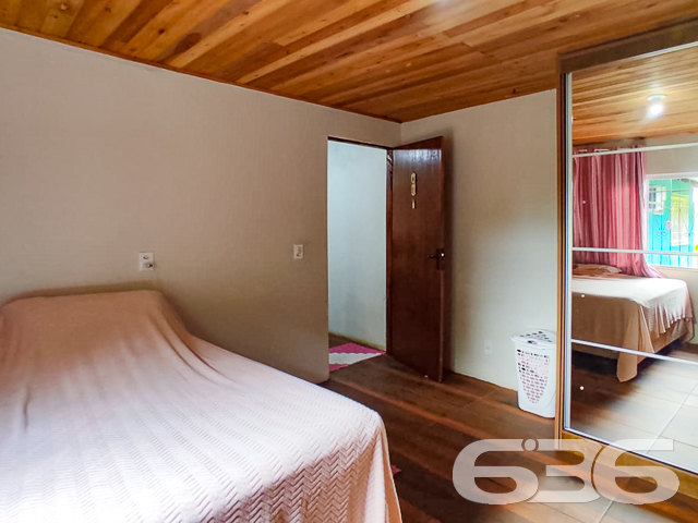 CASA DE ESQUINA COM TERRENO ESPAÇOSO NO BAIRRO PETRÓPOLIS JOINVILLE-SC - ESTUDA PERMUTA
Esta incrível casa de esquina oferece uma configuração generosa com 4 dormitórios confortáveis, 2 cozinhas, 2 salas de estar e 2 banheiros, sendo ideal tanto para famílias numerosas quanto para aquelas que valorizam o espaço amplo e versátil.
Com a conveniência de 2 vagas de garagem coberta, esta residência também se destaca pelo seu amplo quintal, perfeito para quem busca um espaço ao ar livre para desfrutar. Sua localização privilegiada na zona sul da cidade oferece proximidade com escolas, farmácias e um acesso facilitado à região das praias.
Além disso, a casa está situada em uma área elevada, livre de enchentes, proporcionando segurança e tranquilidade aos seus moradores. A presença de duas cozinhas e duas salas de estar conferência aberta ao imóvel, possibilitando diversas possibilidades de uso.
Com 120m² de área construída sobre um terreno de 438,35m², totalmente murado, o imóvel também conta com áreas de serviço e uma churrasqueira, perfeitas para momentos de lazer e descontração.
Não perca a oportunidade de conhecer pessoalmente esta casa aconchegante e espaçosa! Agende já uma visita e explore todos os detalhes que ela tem a oferecer.
Para mais informações, entre em contato conosco:
Telefone: (47) 3451-0636
WhatsApp: (47) 99190-0636
Imobiliária 636.