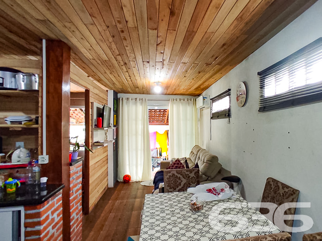 CASA DE ESQUINA COM TERRENO ESPAÇOSO NO BAIRRO PETRÓPOLIS JOINVILLE-SC - ESTUDA PERMUTA
Esta incrível casa de esquina oferece uma configuração generosa com 4 dormitórios confortáveis, 2 cozinhas, 2 salas de estar e 2 banheiros, sendo ideal tanto para famílias numerosas quanto para aquelas que valorizam o espaço amplo e versátil.
Com a conveniência de 2 vagas de garagem coberta, esta residência também se destaca pelo seu amplo quintal, perfeito para quem busca um espaço ao ar livre para desfrutar. Sua localização privilegiada na zona sul da cidade oferece proximidade com escolas, farmácias e um acesso facilitado à região das praias.
Além disso, a casa está situada em uma área elevada, livre de enchentes, proporcionando segurança e tranquilidade aos seus moradores. A presença de duas cozinhas e duas salas de estar conferência aberta ao imóvel, possibilitando diversas possibilidades de uso.
Com 120m² de área construída sobre um terreno de 438,35m², totalmente murado, o imóvel também conta com áreas de serviço e uma churrasqueira, perfeitas para momentos de lazer e descontração.
Não perca a oportunidade de conhecer pessoalmente esta casa aconchegante e espaçosa! Agende já uma visita e explore todos os detalhes que ela tem a oferecer.
Para mais informações, entre em contato conosco:
Telefone: (47) 3451-0636
WhatsApp: (47) 99190-0636
Imobiliária 636.