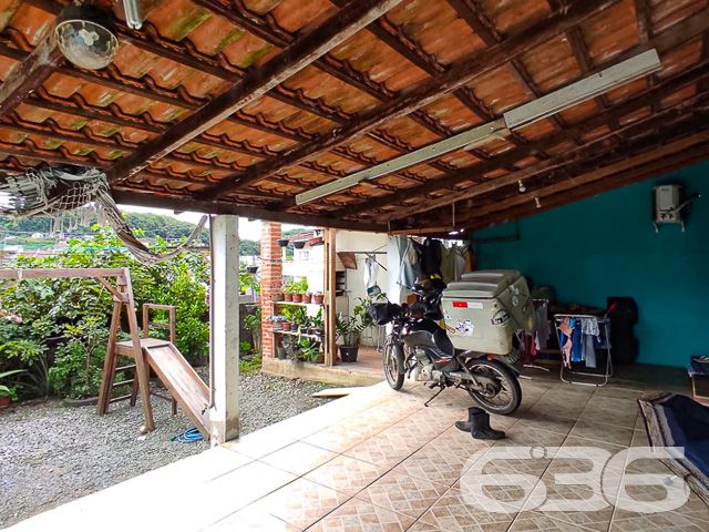CASA DE ESQUINA COM TERRENO ESPAÇOSO NO BAIRRO PETRÓPOLIS JOINVILLE-SC - ESTUDA PERMUTA
Esta incrível casa de esquina oferece uma configuração generosa com 4 dormitórios confortáveis, 2 cozinhas, 2 salas de estar e 2 banheiros, sendo ideal tanto para famílias numerosas quanto para aquelas que valorizam o espaço amplo e versátil.
Com a conveniência de 2 vagas de garagem coberta, esta residência também se destaca pelo seu amplo quintal, perfeito para quem busca um espaço ao ar livre para desfrutar. Sua localização privilegiada na zona sul da cidade oferece proximidade com escolas, farmácias e um acesso facilitado à região das praias.
Além disso, a casa está situada em uma área elevada, livre de enchentes, proporcionando segurança e tranquilidade aos seus moradores. A presença de duas cozinhas e duas salas de estar conferência aberta ao imóvel, possibilitando diversas possibilidades de uso.
Com 120m² de área construída sobre um terreno de 438,35m², totalmente murado, o imóvel também conta com áreas de serviço e uma churrasqueira, perfeitas para momentos de lazer e descontração.
Não perca a oportunidade de conhecer pessoalmente esta casa aconchegante e espaçosa! Agende já uma visita e explore todos os detalhes que ela tem a oferecer.
Para mais informações, entre em contato conosco:
Telefone: (47) 3451-0636
WhatsApp: (47) 99190-0636
Imobiliária 636.