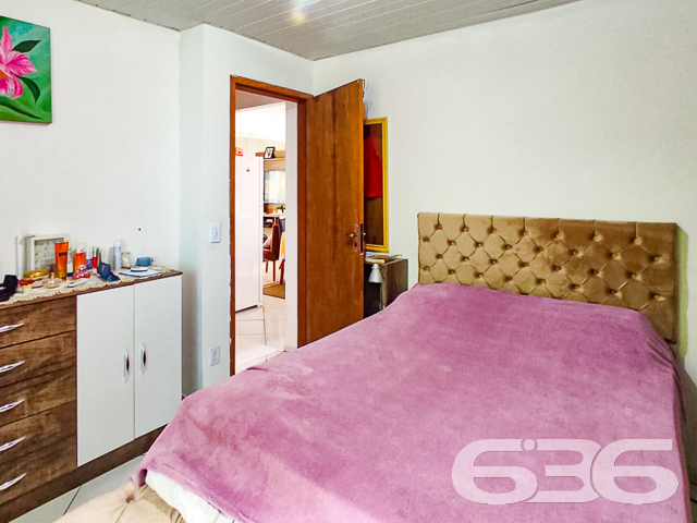 CASA DE ESQUINA COM TERRENO ESPAÇOSO NO BAIRRO PETRÓPOLIS JOINVILLE-SC - ESTUDA PERMUTA
Esta incrível casa de esquina oferece uma configuração generosa com 4 dormitórios confortáveis, 2 cozinhas, 2 salas de estar e 2 banheiros, sendo ideal tanto para famílias numerosas quanto para aquelas que valorizam o espaço amplo e versátil.
Com a conveniência de 2 vagas de garagem coberta, esta residência também se destaca pelo seu amplo quintal, perfeito para quem busca um espaço ao ar livre para desfrutar. Sua localização privilegiada na zona sul da cidade oferece proximidade com escolas, farmácias e um acesso facilitado à região das praias.
Além disso, a casa está situada em uma área elevada, livre de enchentes, proporcionando segurança e tranquilidade aos seus moradores. A presença de duas cozinhas e duas salas de estar conferência aberta ao imóvel, possibilitando diversas possibilidades de uso.
Com 120m² de área construída sobre um terreno de 438,35m², totalmente murado, o imóvel também conta com áreas de serviço e uma churrasqueira, perfeitas para momentos de lazer e descontração.
Não perca a oportunidade de conhecer pessoalmente esta casa aconchegante e espaçosa! Agende já uma visita e explore todos os detalhes que ela tem a oferecer.
Para mais informações, entre em contato conosco:
Telefone: (47) 3451-0636
WhatsApp: (47) 99190-0636
Imobiliária 636.
