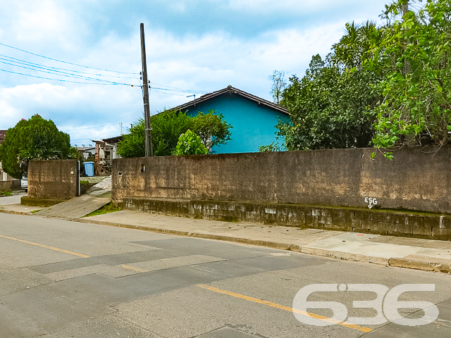 CASA DE ESQUINA COM TERRENO ESPAÇOSO NO BAIRRO PETRÓPOLIS JOINVILLE-SC - ESTUDA PERMUTA
Esta incrível casa de esquina oferece uma configuração generosa com 4 dormitórios confortáveis, 2 cozinhas, 2 salas de estar e 2 banheiros, sendo ideal tanto para famílias numerosas quanto para aquelas que valorizam o espaço amplo e versátil.
Com a conveniência de 2 vagas de garagem coberta, esta residência também se destaca pelo seu amplo quintal, perfeito para quem busca um espaço ao ar livre para desfrutar. Sua localização privilegiada na zona sul da cidade oferece proximidade com escolas, farmácias e um acesso facilitado à região das praias.
Além disso, a casa está situada em uma área elevada, livre de enchentes, proporcionando segurança e tranquilidade aos seus moradores. A presença de duas cozinhas e duas salas de estar conferência aberta ao imóvel, possibilitando diversas possibilidades de uso.
Com 120m² de área construída sobre um terreno de 438,35m², totalmente murado, o imóvel também conta com áreas de serviço e uma churrasqueira, perfeitas para momentos de lazer e descontração.
Não perca a oportunidade de conhecer pessoalmente esta casa aconchegante e espaçosa! Agende já uma visita e explore todos os detalhes que ela tem a oferecer.
Para mais informações, entre em contato conosco:
Telefone: (47) 3451-0636
WhatsApp: (47) 99190-0636
Imobiliária 636.