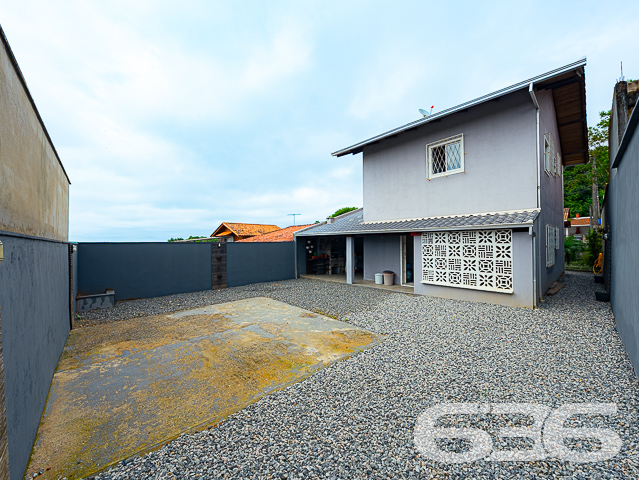 SOBRADO AMPLO NA ZONA SUL DE JOINVILLE-SC

Se você está em busca de uma excelente oportunidade de moradia em um sobrado com acabamentos de alta qualidade, não pode deixar de conferir este imóvel!

Este espaçoso sobrado dispõe de uma suíte e 2 quartos, oferecendo amplo espaço e conforto para toda a sua família. O amplo quintal e a área de festas com churrasqueira são ideais para desfrutar de momentos divertidos ao ar livre. Os detalhes como o rebaixo em gesso e os tons off white conferem elegância e modernidade ao ambiente, criando um espaço acolhedor e sofisticado.

Além disso, o sobrado oferece uma garagem coberta para 2 carros, garantindo segurança e comodidade para você e sua família. Sua localização é privilegiada, próxima a escolas, supermercados, verdureiras, salão de beleza, lojas comerciais e diversos outros serviços essenciais da região. Tudo o que você precisa para que seu dia a dia esteja a poucos passos de distância.

Com aproximadamente 150m² de área construída, totalmente regularizada, esta propriedade apresenta cômodos amplos, bem ventilados e iluminados. Além dos quartos, a casa ainda conta com sala de estar, copa e cozinha conjugada, sacada, 2 banheiros e uma despensa, oferecendo total praticidade.

Não deixe escapar a oportunidade de viver em uma casa linda e completa. Agende agora mesmo uma visita e apaixone-se por todos os detalhes que este imóvel tem a oferecer!

Para mais informações, entre em contato conosco: Telefone: (47) 3451-0636 WhatsApp: (47) 99190-0636

Imobiliária 636.