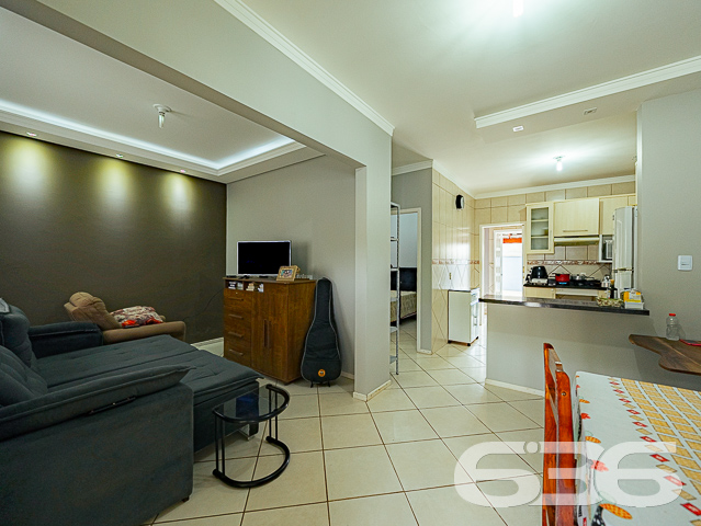 SOBRADO AMPLO NA ZONA SUL DE JOINVILLE-SC

Se você está em busca de uma excelente oportunidade de moradia em um sobrado com acabamentos de alta qualidade, não pode deixar de conferir este imóvel!

Este espaçoso sobrado dispõe de uma suíte e 2 quartos, oferecendo amplo espaço e conforto para toda a sua família. O amplo quintal e a área de festas com churrasqueira são ideais para desfrutar de momentos divertidos ao ar livre. Os detalhes como o rebaixo em gesso e os tons off white conferem elegância e modernidade ao ambiente, criando um espaço acolhedor e sofisticado.

Além disso, o sobrado oferece uma garagem coberta para 2 carros, garantindo segurança e comodidade para você e sua família. Sua localização é privilegiada, próxima a escolas, supermercados, verdureiras, salão de beleza, lojas comerciais e diversos outros serviços essenciais da região. Tudo o que você precisa para que seu dia a dia esteja a poucos passos de distância.

Com aproximadamente 150m² de área construída, totalmente regularizada, esta propriedade apresenta cômodos amplos, bem ventilados e iluminados. Além dos quartos, a casa ainda conta com sala de estar, copa e cozinha conjugada, sacada, 2 banheiros e uma despensa, oferecendo total praticidade.

Não deixe escapar a oportunidade de viver em uma casa linda e completa. Agende agora mesmo uma visita e apaixone-se por todos os detalhes que este imóvel tem a oferecer!

Para mais informações, entre em contato conosco: Telefone: (47) 3451-0636 WhatsApp: (47) 99190-0636

Imobiliária 636.