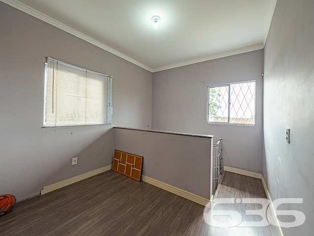 SOBRADO AMPLO NA ZONA SUL DE JOINVILLE-SC

Se você está em busca de uma excelente oportunidade de moradia em um sobrado com acabamentos de alta qualidade, não pode deixar de conferir este imóvel!

Este espaçoso sobrado dispõe de uma suíte e 2 quartos, oferecendo amplo espaço e conforto para toda a sua família. O amplo quintal e a área de festas com churrasqueira são ideais para desfrutar de momentos divertidos ao ar livre. Os detalhes como o rebaixo em gesso e os tons off white conferem elegância e modernidade ao ambiente, criando um espaço acolhedor e sofisticado.

Além disso, o sobrado oferece uma garagem coberta para 2 carros, garantindo segurança e comodidade para você e sua família. Sua localização é privilegiada, próxima a escolas, supermercados, verdureiras, salão de beleza, lojas comerciais e diversos outros serviços essenciais da região. Tudo o que você precisa para que seu dia a dia esteja a poucos passos de distância.

Com aproximadamente 150m² de área construída, totalmente regularizada, esta propriedade apresenta cômodos amplos, bem ventilados e iluminados. Além dos quartos, a casa ainda conta com sala de estar, copa e cozinha conjugada, sacada, 2 banheiros e uma despensa, oferecendo total praticidade.

Não deixe escapar a oportunidade de viver em uma casa linda e completa. Agende agora mesmo uma visita e apaixone-se por todos os detalhes que este imóvel tem a oferecer!

Para mais informações, entre em contato conosco: Telefone: (47) 3451-0636 WhatsApp: (47) 99190-0636

Imobiliária 636.