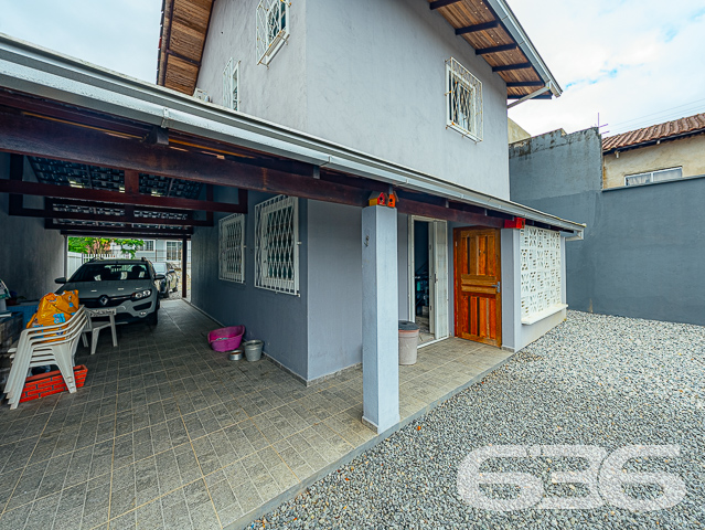 SOBRADO AMPLO NA ZONA SUL DE JOINVILLE-SC

Se você está em busca de uma excelente oportunidade de moradia em um sobrado com acabamentos de alta qualidade, não pode deixar de conferir este imóvel!

Este espaçoso sobrado dispõe de uma suíte e 2 quartos, oferecendo amplo espaço e conforto para toda a sua família. O amplo quintal e a área de festas com churrasqueira são ideais para desfrutar de momentos divertidos ao ar livre. Os detalhes como o rebaixo em gesso e os tons off white conferem elegância e modernidade ao ambiente, criando um espaço acolhedor e sofisticado.

Além disso, o sobrado oferece uma garagem coberta para 2 carros, garantindo segurança e comodidade para você e sua família. Sua localização é privilegiada, próxima a escolas, supermercados, verdureiras, salão de beleza, lojas comerciais e diversos outros serviços essenciais da região. Tudo o que você precisa para que seu dia a dia esteja a poucos passos de distância.

Com aproximadamente 150m² de área construída, totalmente regularizada, esta propriedade apresenta cômodos amplos, bem ventilados e iluminados. Além dos quartos, a casa ainda conta com sala de estar, copa e cozinha conjugada, sacada, 2 banheiros e uma despensa, oferecendo total praticidade.

Não deixe escapar a oportunidade de viver em uma casa linda e completa. Agende agora mesmo uma visita e apaixone-se por todos os detalhes que este imóvel tem a oferecer!

Para mais informações, entre em contato conosco: Telefone: (47) 3451-0636 WhatsApp: (47) 99190-0636

Imobiliária 636.