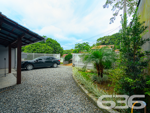 SOBRADO AMPLO NA ZONA SUL DE JOINVILLE-SC

Se você está em busca de uma excelente oportunidade de moradia em um sobrado com acabamentos de alta qualidade, não pode deixar de conferir este imóvel!

Este espaçoso sobrado dispõe de uma suíte e 2 quartos, oferecendo amplo espaço e conforto para toda a sua família. O amplo quintal e a área de festas com churrasqueira são ideais para desfrutar de momentos divertidos ao ar livre. Os detalhes como o rebaixo em gesso e os tons off white conferem elegância e modernidade ao ambiente, criando um espaço acolhedor e sofisticado.

Além disso, o sobrado oferece uma garagem coberta para 2 carros, garantindo segurança e comodidade para você e sua família. Sua localização é privilegiada, próxima a escolas, supermercados, verdureiras, salão de beleza, lojas comerciais e diversos outros serviços essenciais da região. Tudo o que você precisa para que seu dia a dia esteja a poucos passos de distância.

Com aproximadamente 150m² de área construída, totalmente regularizada, esta propriedade apresenta cômodos amplos, bem ventilados e iluminados. Além dos quartos, a casa ainda conta com sala de estar, copa e cozinha conjugada, sacada, 2 banheiros e uma despensa, oferecendo total praticidade.

Não deixe escapar a oportunidade de viver em uma casa linda e completa. Agende agora mesmo uma visita e apaixone-se por todos os detalhes que este imóvel tem a oferecer!

Para mais informações, entre em contato conosco: Telefone: (47) 3451-0636 WhatsApp: (47) 99190-0636

Imobiliária 636.
