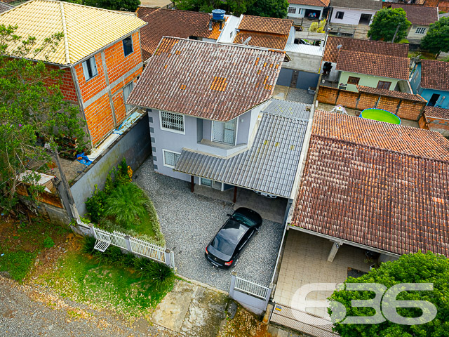 SOBRADO AMPLO NA ZONA SUL DE JOINVILLE-SC

Se você está em busca de uma excelente oportunidade de moradia em um sobrado com acabamentos de alta qualidade, não pode deixar de conferir este imóvel!

Este espaçoso sobrado dispõe de uma suíte e 2 quartos, oferecendo amplo espaço e conforto para toda a sua família. O amplo quintal e a área de festas com churrasqueira são ideais para desfrutar de momentos divertidos ao ar livre. Os detalhes como o rebaixo em gesso e os tons off white conferem elegância e modernidade ao ambiente, criando um espaço acolhedor e sofisticado.

Além disso, o sobrado oferece uma garagem coberta para 2 carros, garantindo segurança e comodidade para você e sua família. Sua localização é privilegiada, próxima a escolas, supermercados, verdureiras, salão de beleza, lojas comerciais e diversos outros serviços essenciais da região. Tudo o que você precisa para que seu dia a dia esteja a poucos passos de distância.

Com aproximadamente 150m² de área construída, totalmente regularizada, esta propriedade apresenta cômodos amplos, bem ventilados e iluminados. Além dos quartos, a casa ainda conta com sala de estar, copa e cozinha conjugada, sacada, 2 banheiros e uma despensa, oferecendo total praticidade.

Não deixe escapar a oportunidade de viver em uma casa linda e completa. Agende agora mesmo uma visita e apaixone-se por todos os detalhes que este imóvel tem a oferecer!

Para mais informações, entre em contato conosco: Telefone: (47) 3451-0636 WhatsApp: (47) 99190-0636

Imobiliária 636.