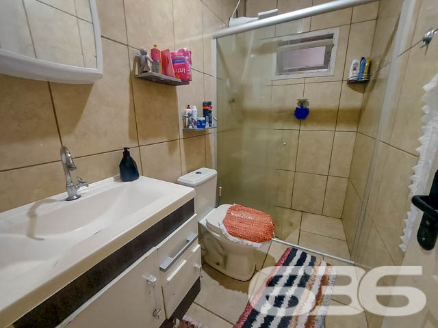 Descubra a residência dos seus sonhos em Joinville! Esta casa térrea, situada no tranquilo bairro de Paranaguamirim, oferece uma combinação perfeita de espaço, conforto e localização ideal. Estuda permuta.
Composição do imóvel:
Quartos: 2 espaçosos dormitórios, 1 suíte aconchegante para garantir sua privacidade e conforto.
Banheiros: Equipados, funcionais e bem posicionados.
Salas: Ampla sala de estar que se integra harmoniosamente com a copa e a cozinha, criando um ambiente acolhedor e ideal para reuniões familiares.
Cozinha: Planejada para maximizar o espaço, com áreas de serviço adjacentes que facilitam o dia a dia.
Garagem: Capacidade para até 4 veículos, com duas vagas cobertas e duas descobertas.
Destaques Externos:
Lazer: Área de festa com churrasqueira, perfeita para celebrar momentos especiais com amigos e família.
Jardim: Um espaço encantador para cultivar plantas e desfrutar de momentos ao ar livre.
Segurança: Portão eletrônico e imóvel totalmente murado, oferecendo segurança e privacidade.
Vantagens do Local:
Rua pavimentada com fácil acesso às principais vias da cidade.
Proximidade com escolas, hospitais, transporte público e serviços públicos essenciais, garantindo comodidade para sua família.
Bairro tranquilo e com excelente vizinhança, ideal para quem busca qualidade de vida.
Potencial de Personalização:
Imóvel pronto para morar com possibilidade de permuta.
Este imóvel é uma verdadeira oportunidade para quem deseja viver em um ambiente espaçoso e com todas as comodidades ao alcance. Visite e veja de perto todas as possibilidades que esta casa tem a oferecer para você e sua família transformarem cada espaço no seu novo lar.
636 NEGÓCIOS IMOBILIÁRIOS: A SUA MELHOR ESCOLHA
Com mais de 30 anos de experiência, a 636 Negócios Imobiliários é sua parceira ideal para encontrar o imóvel perfeito. Estamos prontos para ajudá-lo a fazer deste imóvel o seu novo lar.
Telefone: (47) 3451-0636
WhatsApp: (47) 99190-0636
Não perca esta oportunidade única. Visite nosso site para mais informações: i636.com.br