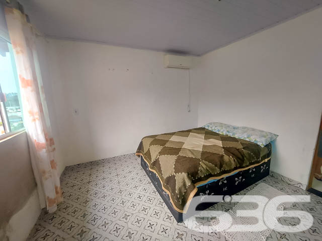 Descubra a residência dos seus sonhos em Joinville! Esta casa térrea, situada no tranquilo bairro de Paranaguamirim, oferece uma combinação perfeita de espaço, conforto e localização ideal. Estuda permuta.
Composição do imóvel:
Quartos: 2 espaçosos dormitórios, 1 suíte aconchegante para garantir sua privacidade e conforto.
Banheiros: Equipados, funcionais e bem posicionados.
Salas: Ampla sala de estar que se integra harmoniosamente com a copa e a cozinha, criando um ambiente acolhedor e ideal para reuniões familiares.
Cozinha: Planejada para maximizar o espaço, com áreas de serviço adjacentes que facilitam o dia a dia.
Garagem: Capacidade para até 4 veículos, com duas vagas cobertas e duas descobertas.
Destaques Externos:
Lazer: Área de festa com churrasqueira, perfeita para celebrar momentos especiais com amigos e família.
Jardim: Um espaço encantador para cultivar plantas e desfrutar de momentos ao ar livre.
Segurança: Portão eletrônico e imóvel totalmente murado, oferecendo segurança e privacidade.
Vantagens do Local:
Rua pavimentada com fácil acesso às principais vias da cidade.
Proximidade com escolas, hospitais, transporte público e serviços públicos essenciais, garantindo comodidade para sua família.
Bairro tranquilo e com excelente vizinhança, ideal para quem busca qualidade de vida.
Potencial de Personalização:
Imóvel pronto para morar com possibilidade de permuta.
Este imóvel é uma verdadeira oportunidade para quem deseja viver em um ambiente espaçoso e com todas as comodidades ao alcance. Visite e veja de perto todas as possibilidades que esta casa tem a oferecer para você e sua família transformarem cada espaço no seu novo lar.
636 NEGÓCIOS IMOBILIÁRIOS: A SUA MELHOR ESCOLHA
Com mais de 30 anos de experiência, a 636 Negócios Imobiliários é sua parceira ideal para encontrar o imóvel perfeito. Estamos prontos para ajudá-lo a fazer deste imóvel o seu novo lar.
Telefone: (47) 3451-0636
WhatsApp: (47) 99190-0636
Não perca esta oportunidade única. Visite nosso site para mais informações: i636.com.br