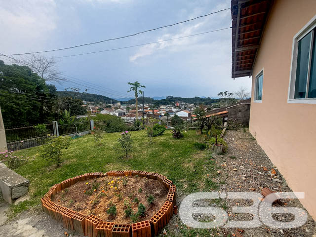 Descubra a residência dos seus sonhos em Joinville! Esta casa térrea, situada no tranquilo bairro de Paranaguamirim, oferece uma combinação perfeita de espaço, conforto e localização ideal. Estuda permuta.
Composição do imóvel:
Quartos: 2 espaçosos dormitórios, 1 suíte aconchegante para garantir sua privacidade e conforto.
Banheiros: Equipados, funcionais e bem posicionados.
Salas: Ampla sala de estar que se integra harmoniosamente com a copa e a cozinha, criando um ambiente acolhedor e ideal para reuniões familiares.
Cozinha: Planejada para maximizar o espaço, com áreas de serviço adjacentes que facilitam o dia a dia.
Garagem: Capacidade para até 4 veículos, com duas vagas cobertas e duas descobertas.
Destaques Externos:
Lazer: Área de festa com churrasqueira, perfeita para celebrar momentos especiais com amigos e família.
Jardim: Um espaço encantador para cultivar plantas e desfrutar de momentos ao ar livre.
Segurança: Portão eletrônico e imóvel totalmente murado, oferecendo segurança e privacidade.
Vantagens do Local:
Rua pavimentada com fácil acesso às principais vias da cidade.
Proximidade com escolas, hospitais, transporte público e serviços públicos essenciais, garantindo comodidade para sua família.
Bairro tranquilo e com excelente vizinhança, ideal para quem busca qualidade de vida.
Potencial de Personalização:
Imóvel pronto para morar com possibilidade de permuta.
Este imóvel é uma verdadeira oportunidade para quem deseja viver em um ambiente espaçoso e com todas as comodidades ao alcance. Visite e veja de perto todas as possibilidades que esta casa tem a oferecer para você e sua família transformarem cada espaço no seu novo lar.
636 NEGÓCIOS IMOBILIÁRIOS: A SUA MELHOR ESCOLHA
Com mais de 30 anos de experiência, a 636 Negócios Imobiliários é sua parceira ideal para encontrar o imóvel perfeito. Estamos prontos para ajudá-lo a fazer deste imóvel o seu novo lar.
Telefone: (47) 3451-0636
WhatsApp: (47) 99190-0636
Não perca esta oportunidade única. Visite nosso site para mais informações: i636.com.br