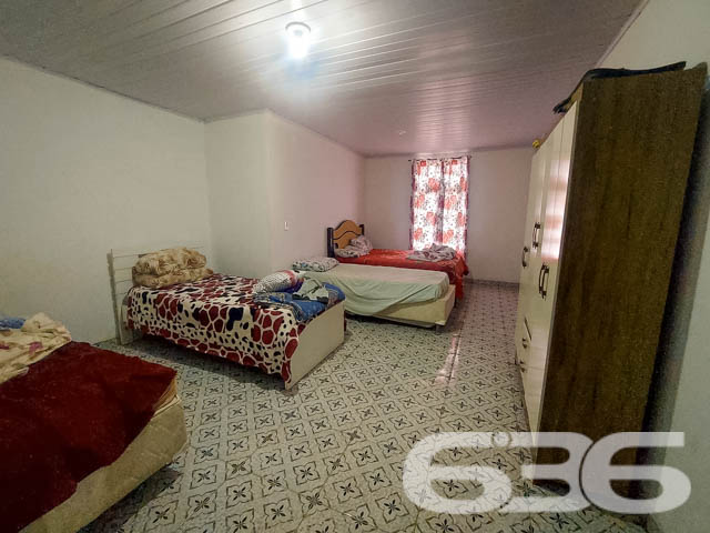 Descubra a residência dos seus sonhos em Joinville! Esta casa térrea, situada no tranquilo bairro de Paranaguamirim, oferece uma combinação perfeita de espaço, conforto e localização ideal. Estuda permuta.
Composição do imóvel:
Quartos: 2 espaçosos dormitórios, 1 suíte aconchegante para garantir sua privacidade e conforto.
Banheiros: Equipados, funcionais e bem posicionados.
Salas: Ampla sala de estar que se integra harmoniosamente com a copa e a cozinha, criando um ambiente acolhedor e ideal para reuniões familiares.
Cozinha: Planejada para maximizar o espaço, com áreas de serviço adjacentes que facilitam o dia a dia.
Garagem: Capacidade para até 4 veículos, com duas vagas cobertas e duas descobertas.
Destaques Externos:
Lazer: Área de festa com churrasqueira, perfeita para celebrar momentos especiais com amigos e família.
Jardim: Um espaço encantador para cultivar plantas e desfrutar de momentos ao ar livre.
Segurança: Portão eletrônico e imóvel totalmente murado, oferecendo segurança e privacidade.
Vantagens do Local:
Rua pavimentada com fácil acesso às principais vias da cidade.
Proximidade com escolas, hospitais, transporte público e serviços públicos essenciais, garantindo comodidade para sua família.
Bairro tranquilo e com excelente vizinhança, ideal para quem busca qualidade de vida.
Potencial de Personalização:
Imóvel pronto para morar com possibilidade de permuta.
Este imóvel é uma verdadeira oportunidade para quem deseja viver em um ambiente espaçoso e com todas as comodidades ao alcance. Visite e veja de perto todas as possibilidades que esta casa tem a oferecer para você e sua família transformarem cada espaço no seu novo lar.
636 NEGÓCIOS IMOBILIÁRIOS: A SUA MELHOR ESCOLHA
Com mais de 30 anos de experiência, a 636 Negócios Imobiliários é sua parceira ideal para encontrar o imóvel perfeito. Estamos prontos para ajudá-lo a fazer deste imóvel o seu novo lar.
Telefone: (47) 3451-0636
WhatsApp: (47) 99190-0636
Não perca esta oportunidade única. Visite nosso site para mais informações: i636.com.br