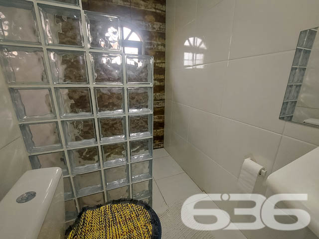 Descubra a residência dos seus sonhos em Joinville! Esta casa térrea, situada no tranquilo bairro de Paranaguamirim, oferece uma combinação perfeita de espaço, conforto e localização ideal. Estuda permuta.
Composição do imóvel:
Quartos: 2 espaçosos dormitórios, 1 suíte aconchegante para garantir sua privacidade e conforto.
Banheiros: Equipados, funcionais e bem posicionados.
Salas: Ampla sala de estar que se integra harmoniosamente com a copa e a cozinha, criando um ambiente acolhedor e ideal para reuniões familiares.
Cozinha: Planejada para maximizar o espaço, com áreas de serviço adjacentes que facilitam o dia a dia.
Garagem: Capacidade para até 4 veículos, com duas vagas cobertas e duas descobertas.
Destaques Externos:
Lazer: Área de festa com churrasqueira, perfeita para celebrar momentos especiais com amigos e família.
Jardim: Um espaço encantador para cultivar plantas e desfrutar de momentos ao ar livre.
Segurança: Portão eletrônico e imóvel totalmente murado, oferecendo segurança e privacidade.
Vantagens do Local:
Rua pavimentada com fácil acesso às principais vias da cidade.
Proximidade com escolas, hospitais, transporte público e serviços públicos essenciais, garantindo comodidade para sua família.
Bairro tranquilo e com excelente vizinhança, ideal para quem busca qualidade de vida.
Potencial de Personalização:
Imóvel pronto para morar com possibilidade de permuta.
Este imóvel é uma verdadeira oportunidade para quem deseja viver em um ambiente espaçoso e com todas as comodidades ao alcance. Visite e veja de perto todas as possibilidades que esta casa tem a oferecer para você e sua família transformarem cada espaço no seu novo lar.
636 NEGÓCIOS IMOBILIÁRIOS: A SUA MELHOR ESCOLHA
Com mais de 30 anos de experiência, a 636 Negócios Imobiliários é sua parceira ideal para encontrar o imóvel perfeito. Estamos prontos para ajudá-lo a fazer deste imóvel o seu novo lar.
Telefone: (47) 3451-0636
WhatsApp: (47) 99190-0636
Não perca esta oportunidade única. Visite nosso site para mais informações: i636.com.br