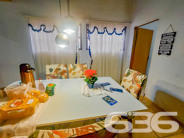 Descubra a residência dos seus sonhos em Joinville! Esta casa térrea, situada no tranquilo bairro de Paranaguamirim, oferece uma combinação perfeita de espaço, conforto e localização ideal. Estuda permuta.
Composição do imóvel:
Quartos: 2 espaçosos dormitórios, 1 suíte aconchegante para garantir sua privacidade e conforto.
Banheiros: Equipados, funcionais e bem posicionados.
Salas: Ampla sala de estar que se integra harmoniosamente com a copa e a cozinha, criando um ambiente acolhedor e ideal para reuniões familiares.
Cozinha: Planejada para maximizar o espaço, com áreas de serviço adjacentes que facilitam o dia a dia.
Garagem: Capacidade para até 4 veículos, com duas vagas cobertas e duas descobertas.
Destaques Externos:
Lazer: Área de festa com churrasqueira, perfeita para celebrar momentos especiais com amigos e família.
Jardim: Um espaço encantador para cultivar plantas e desfrutar de momentos ao ar livre.
Segurança: Portão eletrônico e imóvel totalmente murado, oferecendo segurança e privacidade.
Vantagens do Local:
Rua pavimentada com fácil acesso às principais vias da cidade.
Proximidade com escolas, hospitais, transporte público e serviços públicos essenciais, garantindo comodidade para sua família.
Bairro tranquilo e com excelente vizinhança, ideal para quem busca qualidade de vida.
Potencial de Personalização:
Imóvel pronto para morar com possibilidade de permuta.
Este imóvel é uma verdadeira oportunidade para quem deseja viver em um ambiente espaçoso e com todas as comodidades ao alcance. Visite e veja de perto todas as possibilidades que esta casa tem a oferecer para você e sua família transformarem cada espaço no seu novo lar.
636 NEGÓCIOS IMOBILIÁRIOS: A SUA MELHOR ESCOLHA
Com mais de 30 anos de experiência, a 636 Negócios Imobiliários é sua parceira ideal para encontrar o imóvel perfeito. Estamos prontos para ajudá-lo a fazer deste imóvel o seu novo lar.
Telefone: (47) 3451-0636
WhatsApp: (47) 99190-0636
Não perca esta oportunidade única. Visite nosso site para mais informações: i636.com.br