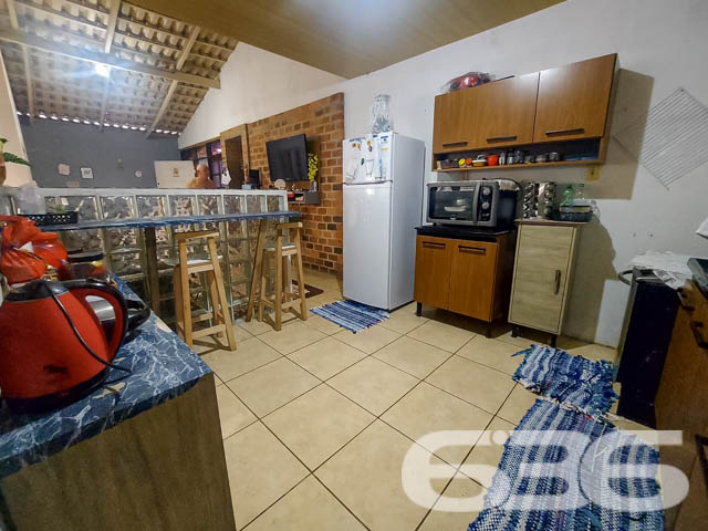 Descubra a residência dos seus sonhos em Joinville! Esta casa térrea, situada no tranquilo bairro de Paranaguamirim, oferece uma combinação perfeita de espaço, conforto e localização ideal. Estuda permuta.
Composição do imóvel:
Quartos: 2 espaçosos dormitórios, 1 suíte aconchegante para garantir sua privacidade e conforto.
Banheiros: Equipados, funcionais e bem posicionados.
Salas: Ampla sala de estar que se integra harmoniosamente com a copa e a cozinha, criando um ambiente acolhedor e ideal para reuniões familiares.
Cozinha: Planejada para maximizar o espaço, com áreas de serviço adjacentes que facilitam o dia a dia.
Garagem: Capacidade para até 4 veículos, com duas vagas cobertas e duas descobertas.
Destaques Externos:
Lazer: Área de festa com churrasqueira, perfeita para celebrar momentos especiais com amigos e família.
Jardim: Um espaço encantador para cultivar plantas e desfrutar de momentos ao ar livre.
Segurança: Portão eletrônico e imóvel totalmente murado, oferecendo segurança e privacidade.
Vantagens do Local:
Rua pavimentada com fácil acesso às principais vias da cidade.
Proximidade com escolas, hospitais, transporte público e serviços públicos essenciais, garantindo comodidade para sua família.
Bairro tranquilo e com excelente vizinhança, ideal para quem busca qualidade de vida.
Potencial de Personalização:
Imóvel pronto para morar com possibilidade de permuta.
Este imóvel é uma verdadeira oportunidade para quem deseja viver em um ambiente espaçoso e com todas as comodidades ao alcance. Visite e veja de perto todas as possibilidades que esta casa tem a oferecer para você e sua família transformarem cada espaço no seu novo lar.
636 NEGÓCIOS IMOBILIÁRIOS: A SUA MELHOR ESCOLHA
Com mais de 30 anos de experiência, a 636 Negócios Imobiliários é sua parceira ideal para encontrar o imóvel perfeito. Estamos prontos para ajudá-lo a fazer deste imóvel o seu novo lar.
Telefone: (47) 3451-0636
WhatsApp: (47) 99190-0636
Não perca esta oportunidade única. Visite nosso site para mais informações: i636.com.br