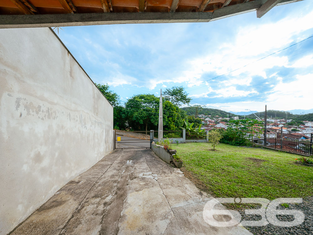 Descubra a residência dos seus sonhos em Joinville! Esta casa térrea, situada no tranquilo bairro de Paranaguamirim, oferece uma combinação perfeita de espaço, conforto e localização ideal. Estuda permuta.
Composição do imóvel:
Quartos: 2 espaçosos dormitórios, 1 suíte aconchegante para garantir sua privacidade e conforto.
Banheiros: Equipados, funcionais e bem posicionados.
Salas: Ampla sala de estar que se integra harmoniosamente com a copa e a cozinha, criando um ambiente acolhedor e ideal para reuniões familiares.
Cozinha: Planejada para maximizar o espaço, com áreas de serviço adjacentes que facilitam o dia a dia.
Garagem: Capacidade para até 4 veículos, com duas vagas cobertas e duas descobertas.
Destaques Externos:
Lazer: Área de festa com churrasqueira, perfeita para celebrar momentos especiais com amigos e família.
Jardim: Um espaço encantador para cultivar plantas e desfrutar de momentos ao ar livre.
Segurança: Portão eletrônico e imóvel totalmente murado, oferecendo segurança e privacidade.
Vantagens do Local:
Rua pavimentada com fácil acesso às principais vias da cidade.
Proximidade com escolas, hospitais, transporte público e serviços públicos essenciais, garantindo comodidade para sua família.
Bairro tranquilo e com excelente vizinhança, ideal para quem busca qualidade de vida.
Potencial de Personalização:
Imóvel pronto para morar com possibilidade de permuta.
Este imóvel é uma verdadeira oportunidade para quem deseja viver em um ambiente espaçoso e com todas as comodidades ao alcance. Visite e veja de perto todas as possibilidades que esta casa tem a oferecer para você e sua família transformarem cada espaço no seu novo lar.
636 NEGÓCIOS IMOBILIÁRIOS: A SUA MELHOR ESCOLHA
Com mais de 30 anos de experiência, a 636 Negócios Imobiliários é sua parceira ideal para encontrar o imóvel perfeito. Estamos prontos para ajudá-lo a fazer deste imóvel o seu novo lar.
Telefone: (47) 3451-0636
WhatsApp: (47) 99190-0636
Não perca esta oportunidade única. Visite nosso site para mais informações: i636.com.br
