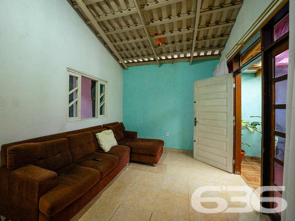 Descubra a residência dos seus sonhos em Joinville! Esta casa térrea, situada no tranquilo bairro de Paranaguamirim, oferece uma combinação perfeita de espaço, conforto e localização ideal. Estuda permuta.
Composição do imóvel:
Quartos: 2 espaçosos dormitórios, 1 suíte aconchegante para garantir sua privacidade e conforto.
Banheiros: Equipados, funcionais e bem posicionados.
Salas: Ampla sala de estar que se integra harmoniosamente com a copa e a cozinha, criando um ambiente acolhedor e ideal para reuniões familiares.
Cozinha: Planejada para maximizar o espaço, com áreas de serviço adjacentes que facilitam o dia a dia.
Garagem: Capacidade para até 4 veículos, com duas vagas cobertas e duas descobertas.
Destaques Externos:
Lazer: Área de festa com churrasqueira, perfeita para celebrar momentos especiais com amigos e família.
Jardim: Um espaço encantador para cultivar plantas e desfrutar de momentos ao ar livre.
Segurança: Portão eletrônico e imóvel totalmente murado, oferecendo segurança e privacidade.
Vantagens do Local:
Rua pavimentada com fácil acesso às principais vias da cidade.
Proximidade com escolas, hospitais, transporte público e serviços públicos essenciais, garantindo comodidade para sua família.
Bairro tranquilo e com excelente vizinhança, ideal para quem busca qualidade de vida.
Potencial de Personalização:
Imóvel pronto para morar com possibilidade de permuta.
Este imóvel é uma verdadeira oportunidade para quem deseja viver em um ambiente espaçoso e com todas as comodidades ao alcance. Visite e veja de perto todas as possibilidades que esta casa tem a oferecer para você e sua família transformarem cada espaço no seu novo lar.
636 NEGÓCIOS IMOBILIÁRIOS: A SUA MELHOR ESCOLHA
Com mais de 30 anos de experiência, a 636 Negócios Imobiliários é sua parceira ideal para encontrar o imóvel perfeito. Estamos prontos para ajudá-lo a fazer deste imóvel o seu novo lar.
Telefone: (47) 3451-0636
WhatsApp: (47) 99190-0636
Não perca esta oportunidade única. Visite nosso site para mais informações: i636.com.br