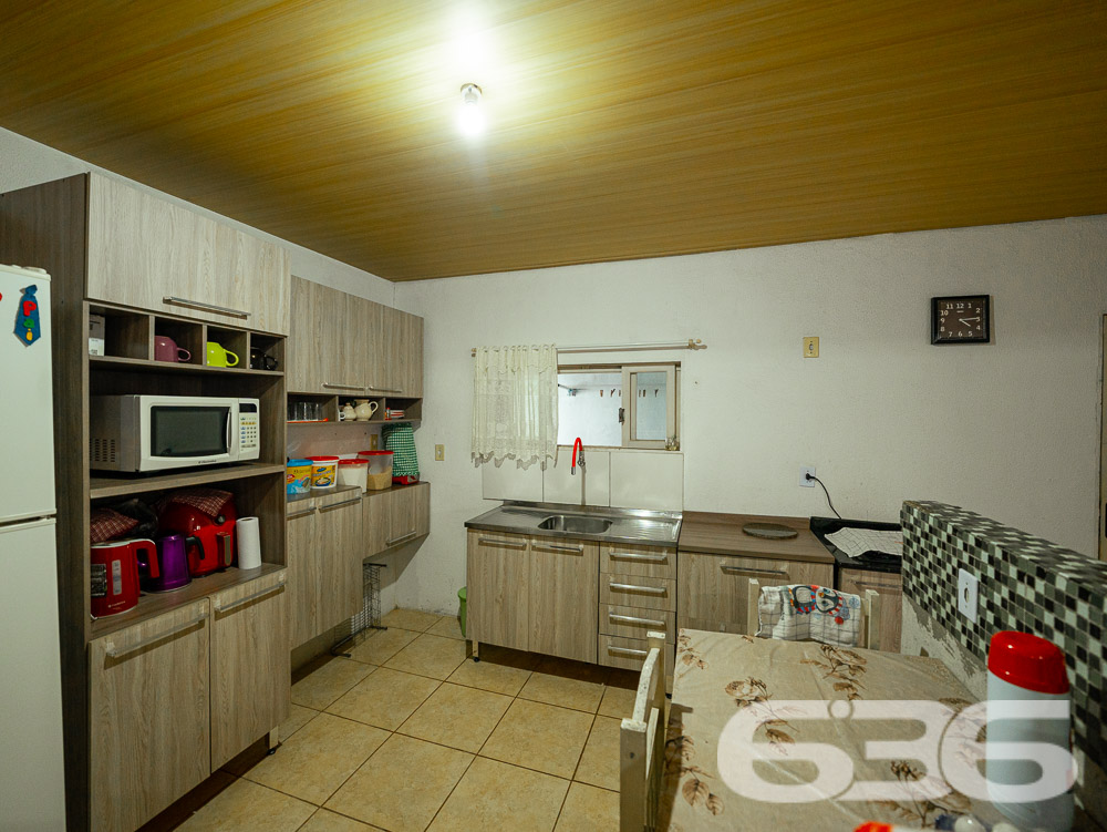 Descubra a residência dos seus sonhos em Joinville! Esta casa térrea, situada no tranquilo bairro de Paranaguamirim, oferece uma combinação perfeita de espaço, conforto e localização ideal. Estuda permuta.
Composição do imóvel:
Quartos: 2 espaçosos dormitórios, 1 suíte aconchegante para garantir sua privacidade e conforto.
Banheiros: Equipados, funcionais e bem posicionados.
Salas: Ampla sala de estar que se integra harmoniosamente com a copa e a cozinha, criando um ambiente acolhedor e ideal para reuniões familiares.
Cozinha: Planejada para maximizar o espaço, com áreas de serviço adjacentes que facilitam o dia a dia.
Garagem: Capacidade para até 4 veículos, com duas vagas cobertas e duas descobertas.
Destaques Externos:
Lazer: Área de festa com churrasqueira, perfeita para celebrar momentos especiais com amigos e família.
Jardim: Um espaço encantador para cultivar plantas e desfrutar de momentos ao ar livre.
Segurança: Portão eletrônico e imóvel totalmente murado, oferecendo segurança e privacidade.
Vantagens do Local:
Rua pavimentada com fácil acesso às principais vias da cidade.
Proximidade com escolas, hospitais, transporte público e serviços públicos essenciais, garantindo comodidade para sua família.
Bairro tranquilo e com excelente vizinhança, ideal para quem busca qualidade de vida.
Potencial de Personalização:
Imóvel pronto para morar com possibilidade de permuta.
Este imóvel é uma verdadeira oportunidade para quem deseja viver em um ambiente espaçoso e com todas as comodidades ao alcance. Visite e veja de perto todas as possibilidades que esta casa tem a oferecer para você e sua família transformarem cada espaço no seu novo lar.
636 NEGÓCIOS IMOBILIÁRIOS: A SUA MELHOR ESCOLHA
Com mais de 30 anos de experiência, a 636 Negócios Imobiliários é sua parceira ideal para encontrar o imóvel perfeito. Estamos prontos para ajudá-lo a fazer deste imóvel o seu novo lar.
Telefone: (47) 3451-0636
WhatsApp: (47) 99190-0636
Não perca esta oportunidade única. Visite nosso site para mais informações: i636.com.br