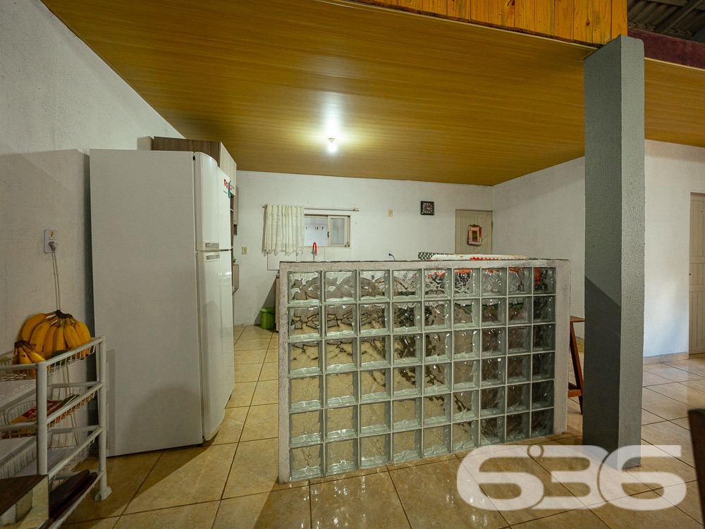 Descubra a residência dos seus sonhos em Joinville! Esta casa térrea, situada no tranquilo bairro de Paranaguamirim, oferece uma combinação perfeita de espaço, conforto e localização ideal. Estuda permuta.
Composição do imóvel:
Quartos: 2 espaçosos dormitórios, 1 suíte aconchegante para garantir sua privacidade e conforto.
Banheiros: Equipados, funcionais e bem posicionados.
Salas: Ampla sala de estar que se integra harmoniosamente com a copa e a cozinha, criando um ambiente acolhedor e ideal para reuniões familiares.
Cozinha: Planejada para maximizar o espaço, com áreas de serviço adjacentes que facilitam o dia a dia.
Garagem: Capacidade para até 4 veículos, com duas vagas cobertas e duas descobertas.
Destaques Externos:
Lazer: Área de festa com churrasqueira, perfeita para celebrar momentos especiais com amigos e família.
Jardim: Um espaço encantador para cultivar plantas e desfrutar de momentos ao ar livre.
Segurança: Portão eletrônico e imóvel totalmente murado, oferecendo segurança e privacidade.
Vantagens do Local:
Rua pavimentada com fácil acesso às principais vias da cidade.
Proximidade com escolas, hospitais, transporte público e serviços públicos essenciais, garantindo comodidade para sua família.
Bairro tranquilo e com excelente vizinhança, ideal para quem busca qualidade de vida.
Potencial de Personalização:
Imóvel pronto para morar com possibilidade de permuta.
Este imóvel é uma verdadeira oportunidade para quem deseja viver em um ambiente espaçoso e com todas as comodidades ao alcance. Visite e veja de perto todas as possibilidades que esta casa tem a oferecer para você e sua família transformarem cada espaço no seu novo lar.
636 NEGÓCIOS IMOBILIÁRIOS: A SUA MELHOR ESCOLHA
Com mais de 30 anos de experiência, a 636 Negócios Imobiliários é sua parceira ideal para encontrar o imóvel perfeito. Estamos prontos para ajudá-lo a fazer deste imóvel o seu novo lar.
Telefone: (47) 3451-0636
WhatsApp: (47) 99190-0636
Não perca esta oportunidade única. Visite nosso site para mais informações: i636.com.br