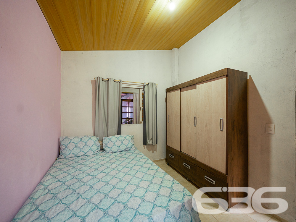 Descubra a residência dos seus sonhos em Joinville! Esta casa térrea, situada no tranquilo bairro de Paranaguamirim, oferece uma combinação perfeita de espaço, conforto e localização ideal. Estuda permuta.
Composição do imóvel:
Quartos: 2 espaçosos dormitórios, 1 suíte aconchegante para garantir sua privacidade e conforto.
Banheiros: Equipados, funcionais e bem posicionados.
Salas: Ampla sala de estar que se integra harmoniosamente com a copa e a cozinha, criando um ambiente acolhedor e ideal para reuniões familiares.
Cozinha: Planejada para maximizar o espaço, com áreas de serviço adjacentes que facilitam o dia a dia.
Garagem: Capacidade para até 4 veículos, com duas vagas cobertas e duas descobertas.
Destaques Externos:
Lazer: Área de festa com churrasqueira, perfeita para celebrar momentos especiais com amigos e família.
Jardim: Um espaço encantador para cultivar plantas e desfrutar de momentos ao ar livre.
Segurança: Portão eletrônico e imóvel totalmente murado, oferecendo segurança e privacidade.
Vantagens do Local:
Rua pavimentada com fácil acesso às principais vias da cidade.
Proximidade com escolas, hospitais, transporte público e serviços públicos essenciais, garantindo comodidade para sua família.
Bairro tranquilo e com excelente vizinhança, ideal para quem busca qualidade de vida.
Potencial de Personalização:
Imóvel pronto para morar com possibilidade de permuta.
Este imóvel é uma verdadeira oportunidade para quem deseja viver em um ambiente espaçoso e com todas as comodidades ao alcance. Visite e veja de perto todas as possibilidades que esta casa tem a oferecer para você e sua família transformarem cada espaço no seu novo lar.
636 NEGÓCIOS IMOBILIÁRIOS: A SUA MELHOR ESCOLHA
Com mais de 30 anos de experiência, a 636 Negócios Imobiliários é sua parceira ideal para encontrar o imóvel perfeito. Estamos prontos para ajudá-lo a fazer deste imóvel o seu novo lar.
Telefone: (47) 3451-0636
WhatsApp: (47) 99190-0636
Não perca esta oportunidade única. Visite nosso site para mais informações: i636.com.br