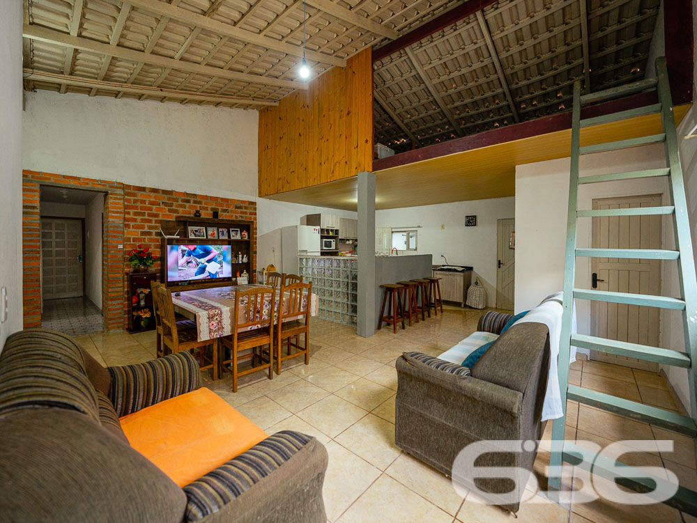 Descubra a residência dos seus sonhos em Joinville! Esta casa térrea, situada no tranquilo bairro de Paranaguamirim, oferece uma combinação perfeita de espaço, conforto e localização ideal. Estuda permuta.
Composição do imóvel:
Quartos: 2 espaçosos dormitórios, 1 suíte aconchegante para garantir sua privacidade e conforto.
Banheiros: Equipados, funcionais e bem posicionados.
Salas: Ampla sala de estar que se integra harmoniosamente com a copa e a cozinha, criando um ambiente acolhedor e ideal para reuniões familiares.
Cozinha: Planejada para maximizar o espaço, com áreas de serviço adjacentes que facilitam o dia a dia.
Garagem: Capacidade para até 4 veículos, com duas vagas cobertas e duas descobertas.
Destaques Externos:
Lazer: Área de festa com churrasqueira, perfeita para celebrar momentos especiais com amigos e família.
Jardim: Um espaço encantador para cultivar plantas e desfrutar de momentos ao ar livre.
Segurança: Portão eletrônico e imóvel totalmente murado, oferecendo segurança e privacidade.
Vantagens do Local:
Rua pavimentada com fácil acesso às principais vias da cidade.
Proximidade com escolas, hospitais, transporte público e serviços públicos essenciais, garantindo comodidade para sua família.
Bairro tranquilo e com excelente vizinhança, ideal para quem busca qualidade de vida.
Potencial de Personalização:
Imóvel pronto para morar com possibilidade de permuta.
Este imóvel é uma verdadeira oportunidade para quem deseja viver em um ambiente espaçoso e com todas as comodidades ao alcance. Visite e veja de perto todas as possibilidades que esta casa tem a oferecer para você e sua família transformarem cada espaço no seu novo lar.
636 NEGÓCIOS IMOBILIÁRIOS: A SUA MELHOR ESCOLHA
Com mais de 30 anos de experiência, a 636 Negócios Imobiliários é sua parceira ideal para encontrar o imóvel perfeito. Estamos prontos para ajudá-lo a fazer deste imóvel o seu novo lar.
Telefone: (47) 3451-0636
WhatsApp: (47) 99190-0636
Não perca esta oportunidade única. Visite nosso site para mais informações: i636.com.br