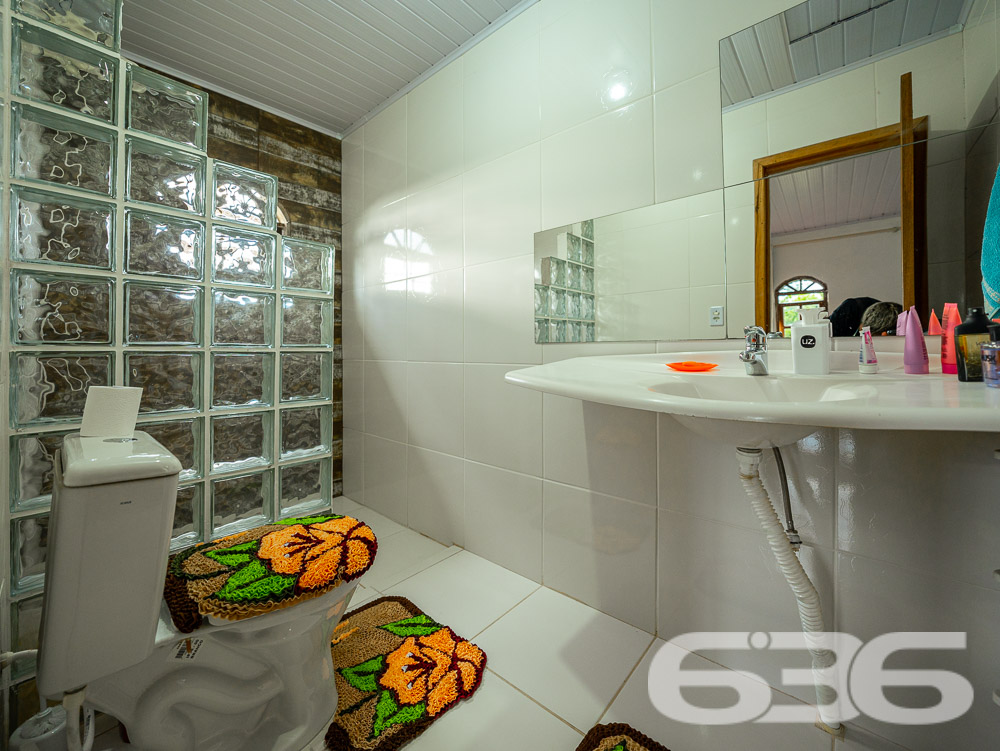 Descubra a residência dos seus sonhos em Joinville! Esta casa térrea, situada no tranquilo bairro de Paranaguamirim, oferece uma combinação perfeita de espaço, conforto e localização ideal. Estuda permuta.
Composição do imóvel:
Quartos: 2 espaçosos dormitórios, 1 suíte aconchegante para garantir sua privacidade e conforto.
Banheiros: Equipados, funcionais e bem posicionados.
Salas: Ampla sala de estar que se integra harmoniosamente com a copa e a cozinha, criando um ambiente acolhedor e ideal para reuniões familiares.
Cozinha: Planejada para maximizar o espaço, com áreas de serviço adjacentes que facilitam o dia a dia.
Garagem: Capacidade para até 4 veículos, com duas vagas cobertas e duas descobertas.
Destaques Externos:
Lazer: Área de festa com churrasqueira, perfeita para celebrar momentos especiais com amigos e família.
Jardim: Um espaço encantador para cultivar plantas e desfrutar de momentos ao ar livre.
Segurança: Portão eletrônico e imóvel totalmente murado, oferecendo segurança e privacidade.
Vantagens do Local:
Rua pavimentada com fácil acesso às principais vias da cidade.
Proximidade com escolas, hospitais, transporte público e serviços públicos essenciais, garantindo comodidade para sua família.
Bairro tranquilo e com excelente vizinhança, ideal para quem busca qualidade de vida.
Potencial de Personalização:
Imóvel pronto para morar com possibilidade de permuta.
Este imóvel é uma verdadeira oportunidade para quem deseja viver em um ambiente espaçoso e com todas as comodidades ao alcance. Visite e veja de perto todas as possibilidades que esta casa tem a oferecer para você e sua família transformarem cada espaço no seu novo lar.
636 NEGÓCIOS IMOBILIÁRIOS: A SUA MELHOR ESCOLHA
Com mais de 30 anos de experiência, a 636 Negócios Imobiliários é sua parceira ideal para encontrar o imóvel perfeito. Estamos prontos para ajudá-lo a fazer deste imóvel o seu novo lar.
Telefone: (47) 3451-0636
WhatsApp: (47) 99190-0636
Não perca esta oportunidade única. Visite nosso site para mais informações: i636.com.br