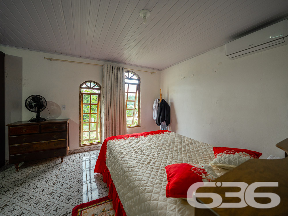 Descubra a residência dos seus sonhos em Joinville! Esta casa térrea, situada no tranquilo bairro de Paranaguamirim, oferece uma combinação perfeita de espaço, conforto e localização ideal. Estuda permuta.
Composição do imóvel:
Quartos: 2 espaçosos dormitórios, 1 suíte aconchegante para garantir sua privacidade e conforto.
Banheiros: Equipados, funcionais e bem posicionados.
Salas: Ampla sala de estar que se integra harmoniosamente com a copa e a cozinha, criando um ambiente acolhedor e ideal para reuniões familiares.
Cozinha: Planejada para maximizar o espaço, com áreas de serviço adjacentes que facilitam o dia a dia.
Garagem: Capacidade para até 4 veículos, com duas vagas cobertas e duas descobertas.
Destaques Externos:
Lazer: Área de festa com churrasqueira, perfeita para celebrar momentos especiais com amigos e família.
Jardim: Um espaço encantador para cultivar plantas e desfrutar de momentos ao ar livre.
Segurança: Portão eletrônico e imóvel totalmente murado, oferecendo segurança e privacidade.
Vantagens do Local:
Rua pavimentada com fácil acesso às principais vias da cidade.
Proximidade com escolas, hospitais, transporte público e serviços públicos essenciais, garantindo comodidade para sua família.
Bairro tranquilo e com excelente vizinhança, ideal para quem busca qualidade de vida.
Potencial de Personalização:
Imóvel pronto para morar com possibilidade de permuta.
Este imóvel é uma verdadeira oportunidade para quem deseja viver em um ambiente espaçoso e com todas as comodidades ao alcance. Visite e veja de perto todas as possibilidades que esta casa tem a oferecer para você e sua família transformarem cada espaço no seu novo lar.
636 NEGÓCIOS IMOBILIÁRIOS: A SUA MELHOR ESCOLHA
Com mais de 30 anos de experiência, a 636 Negócios Imobiliários é sua parceira ideal para encontrar o imóvel perfeito. Estamos prontos para ajudá-lo a fazer deste imóvel o seu novo lar.
Telefone: (47) 3451-0636
WhatsApp: (47) 99190-0636
Não perca esta oportunidade única. Visite nosso site para mais informações: i636.com.br