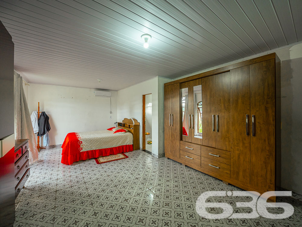 Descubra a residência dos seus sonhos em Joinville! Esta casa térrea, situada no tranquilo bairro de Paranaguamirim, oferece uma combinação perfeita de espaço, conforto e localização ideal. Estuda permuta.
Composição do imóvel:
Quartos: 2 espaçosos dormitórios, 1 suíte aconchegante para garantir sua privacidade e conforto.
Banheiros: Equipados, funcionais e bem posicionados.
Salas: Ampla sala de estar que se integra harmoniosamente com a copa e a cozinha, criando um ambiente acolhedor e ideal para reuniões familiares.
Cozinha: Planejada para maximizar o espaço, com áreas de serviço adjacentes que facilitam o dia a dia.
Garagem: Capacidade para até 4 veículos, com duas vagas cobertas e duas descobertas.
Destaques Externos:
Lazer: Área de festa com churrasqueira, perfeita para celebrar momentos especiais com amigos e família.
Jardim: Um espaço encantador para cultivar plantas e desfrutar de momentos ao ar livre.
Segurança: Portão eletrônico e imóvel totalmente murado, oferecendo segurança e privacidade.
Vantagens do Local:
Rua pavimentada com fácil acesso às principais vias da cidade.
Proximidade com escolas, hospitais, transporte público e serviços públicos essenciais, garantindo comodidade para sua família.
Bairro tranquilo e com excelente vizinhança, ideal para quem busca qualidade de vida.
Potencial de Personalização:
Imóvel pronto para morar com possibilidade de permuta.
Este imóvel é uma verdadeira oportunidade para quem deseja viver em um ambiente espaçoso e com todas as comodidades ao alcance. Visite e veja de perto todas as possibilidades que esta casa tem a oferecer para você e sua família transformarem cada espaço no seu novo lar.
636 NEGÓCIOS IMOBILIÁRIOS: A SUA MELHOR ESCOLHA
Com mais de 30 anos de experiência, a 636 Negócios Imobiliários é sua parceira ideal para encontrar o imóvel perfeito. Estamos prontos para ajudá-lo a fazer deste imóvel o seu novo lar.
Telefone: (47) 3451-0636
WhatsApp: (47) 99190-0636
Não perca esta oportunidade única. Visite nosso site para mais informações: i636.com.br
