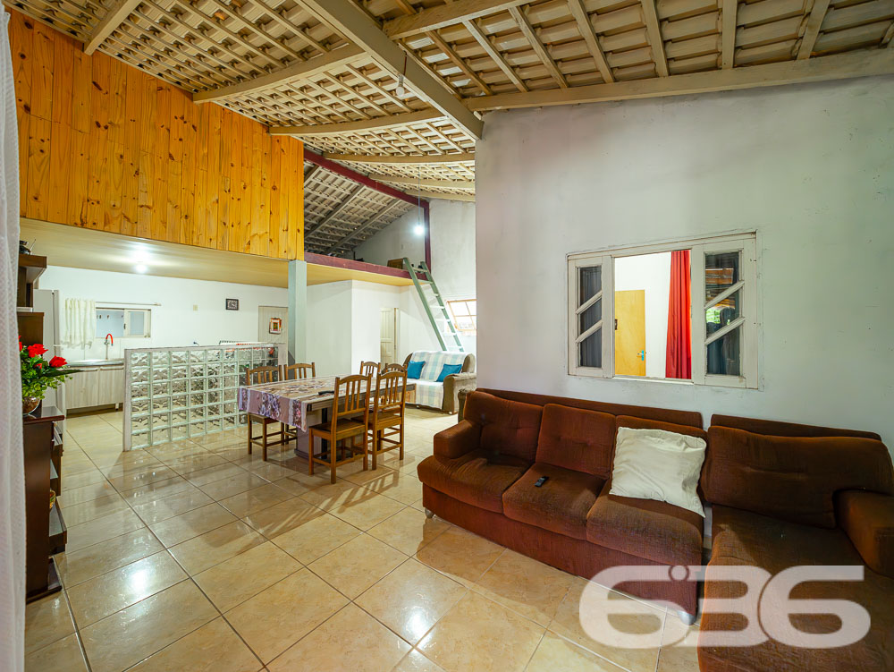 Descubra a residência dos seus sonhos em Joinville! Esta casa térrea, situada no tranquilo bairro de Paranaguamirim, oferece uma combinação perfeita de espaço, conforto e localização ideal. Estuda permuta.
Composição do imóvel:
Quartos: 2 espaçosos dormitórios, 1 suíte aconchegante para garantir sua privacidade e conforto.
Banheiros: Equipados, funcionais e bem posicionados.
Salas: Ampla sala de estar que se integra harmoniosamente com a copa e a cozinha, criando um ambiente acolhedor e ideal para reuniões familiares.
Cozinha: Planejada para maximizar o espaço, com áreas de serviço adjacentes que facilitam o dia a dia.
Garagem: Capacidade para até 4 veículos, com duas vagas cobertas e duas descobertas.
Destaques Externos:
Lazer: Área de festa com churrasqueira, perfeita para celebrar momentos especiais com amigos e família.
Jardim: Um espaço encantador para cultivar plantas e desfrutar de momentos ao ar livre.
Segurança: Portão eletrônico e imóvel totalmente murado, oferecendo segurança e privacidade.
Vantagens do Local:
Rua pavimentada com fácil acesso às principais vias da cidade.
Proximidade com escolas, hospitais, transporte público e serviços públicos essenciais, garantindo comodidade para sua família.
Bairro tranquilo e com excelente vizinhança, ideal para quem busca qualidade de vida.
Potencial de Personalização:
Imóvel pronto para morar com possibilidade de permuta.
Este imóvel é uma verdadeira oportunidade para quem deseja viver em um ambiente espaçoso e com todas as comodidades ao alcance. Visite e veja de perto todas as possibilidades que esta casa tem a oferecer para você e sua família transformarem cada espaço no seu novo lar.
636 NEGÓCIOS IMOBILIÁRIOS: A SUA MELHOR ESCOLHA
Com mais de 30 anos de experiência, a 636 Negócios Imobiliários é sua parceira ideal para encontrar o imóvel perfeito. Estamos prontos para ajudá-lo a fazer deste imóvel o seu novo lar.
Telefone: (47) 3451-0636
WhatsApp: (47) 99190-0636
Não perca esta oportunidade única. Visite nosso site para mais informações: i636.com.br
