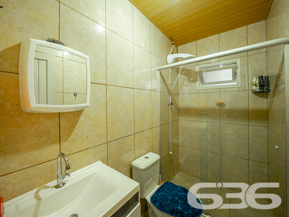 Descubra a residência dos seus sonhos em Joinville! Esta casa térrea, situada no tranquilo bairro de Paranaguamirim, oferece uma combinação perfeita de espaço, conforto e localização ideal. Estuda permuta.
Composição do imóvel:
Quartos: 2 espaçosos dormitórios, 1 suíte aconchegante para garantir sua privacidade e conforto.
Banheiros: Equipados, funcionais e bem posicionados.
Salas: Ampla sala de estar que se integra harmoniosamente com a copa e a cozinha, criando um ambiente acolhedor e ideal para reuniões familiares.
Cozinha: Planejada para maximizar o espaço, com áreas de serviço adjacentes que facilitam o dia a dia.
Garagem: Capacidade para até 4 veículos, com duas vagas cobertas e duas descobertas.
Destaques Externos:
Lazer: Área de festa com churrasqueira, perfeita para celebrar momentos especiais com amigos e família.
Jardim: Um espaço encantador para cultivar plantas e desfrutar de momentos ao ar livre.
Segurança: Portão eletrônico e imóvel totalmente murado, oferecendo segurança e privacidade.
Vantagens do Local:
Rua pavimentada com fácil acesso às principais vias da cidade.
Proximidade com escolas, hospitais, transporte público e serviços públicos essenciais, garantindo comodidade para sua família.
Bairro tranquilo e com excelente vizinhança, ideal para quem busca qualidade de vida.
Potencial de Personalização:
Imóvel pronto para morar com possibilidade de permuta.
Este imóvel é uma verdadeira oportunidade para quem deseja viver em um ambiente espaçoso e com todas as comodidades ao alcance. Visite e veja de perto todas as possibilidades que esta casa tem a oferecer para você e sua família transformarem cada espaço no seu novo lar.
636 NEGÓCIOS IMOBILIÁRIOS: A SUA MELHOR ESCOLHA
Com mais de 30 anos de experiência, a 636 Negócios Imobiliários é sua parceira ideal para encontrar o imóvel perfeito. Estamos prontos para ajudá-lo a fazer deste imóvel o seu novo lar.
Telefone: (47) 3451-0636
WhatsApp: (47) 99190-0636
Não perca esta oportunidade única. Visite nosso site para mais informações: i636.com.br