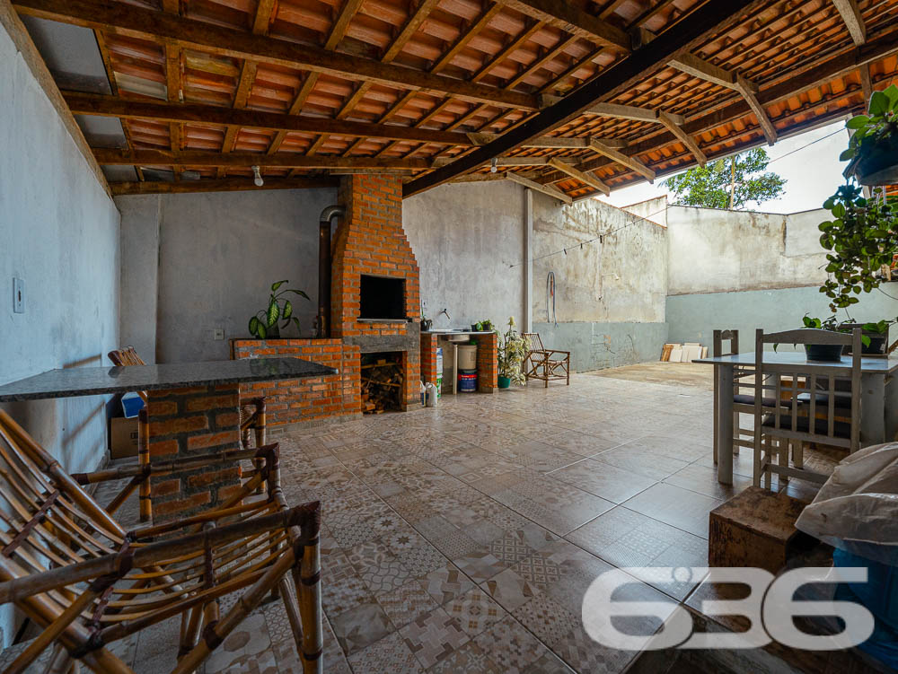 Descubra a residência dos seus sonhos em Joinville! Esta casa térrea, situada no tranquilo bairro de Paranaguamirim, oferece uma combinação perfeita de espaço, conforto e localização ideal. Estuda permuta.
Composição do imóvel:
Quartos: 2 espaçosos dormitórios, 1 suíte aconchegante para garantir sua privacidade e conforto.
Banheiros: Equipados, funcionais e bem posicionados.
Salas: Ampla sala de estar que se integra harmoniosamente com a copa e a cozinha, criando um ambiente acolhedor e ideal para reuniões familiares.
Cozinha: Planejada para maximizar o espaço, com áreas de serviço adjacentes que facilitam o dia a dia.
Garagem: Capacidade para até 4 veículos, com duas vagas cobertas e duas descobertas.
Destaques Externos:
Lazer: Área de festa com churrasqueira, perfeita para celebrar momentos especiais com amigos e família.
Jardim: Um espaço encantador para cultivar plantas e desfrutar de momentos ao ar livre.
Segurança: Portão eletrônico e imóvel totalmente murado, oferecendo segurança e privacidade.
Vantagens do Local:
Rua pavimentada com fácil acesso às principais vias da cidade.
Proximidade com escolas, hospitais, transporte público e serviços públicos essenciais, garantindo comodidade para sua família.
Bairro tranquilo e com excelente vizinhança, ideal para quem busca qualidade de vida.
Potencial de Personalização:
Imóvel pronto para morar com possibilidade de permuta.
Este imóvel é uma verdadeira oportunidade para quem deseja viver em um ambiente espaçoso e com todas as comodidades ao alcance. Visite e veja de perto todas as possibilidades que esta casa tem a oferecer para você e sua família transformarem cada espaço no seu novo lar.
636 NEGÓCIOS IMOBILIÁRIOS: A SUA MELHOR ESCOLHA
Com mais de 30 anos de experiência, a 636 Negócios Imobiliários é sua parceira ideal para encontrar o imóvel perfeito. Estamos prontos para ajudá-lo a fazer deste imóvel o seu novo lar.
Telefone: (47) 3451-0636
WhatsApp: (47) 99190-0636
Não perca esta oportunidade única. Visite nosso site para mais informações: i636.com.br
