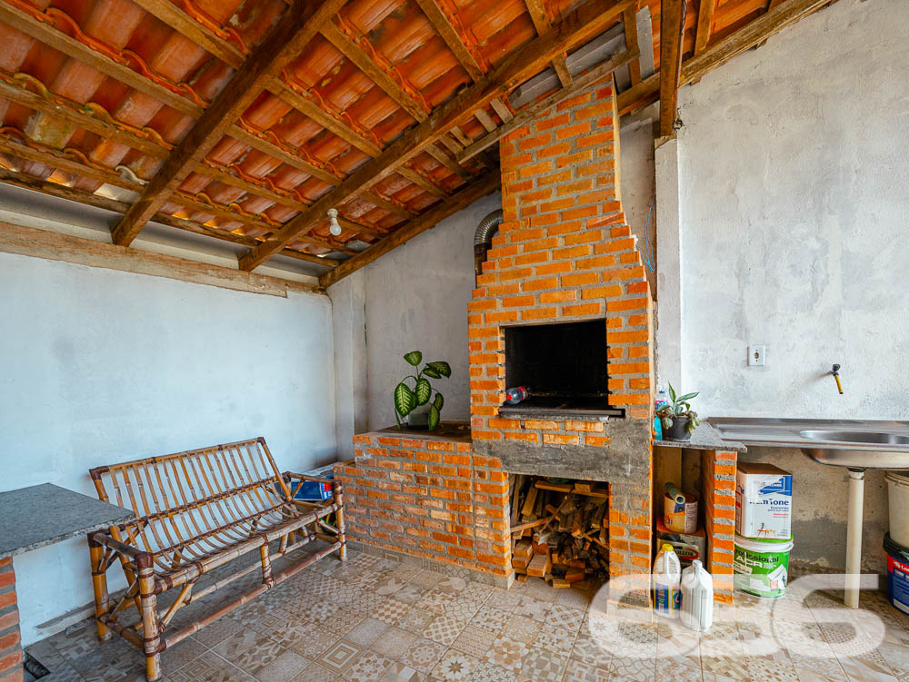 Descubra a residência dos seus sonhos em Joinville! Esta casa térrea, situada no tranquilo bairro de Paranaguamirim, oferece uma combinação perfeita de espaço, conforto e localização ideal. Estuda permuta.
Composição do imóvel:
Quartos: 2 espaçosos dormitórios, 1 suíte aconchegante para garantir sua privacidade e conforto.
Banheiros: Equipados, funcionais e bem posicionados.
Salas: Ampla sala de estar que se integra harmoniosamente com a copa e a cozinha, criando um ambiente acolhedor e ideal para reuniões familiares.
Cozinha: Planejada para maximizar o espaço, com áreas de serviço adjacentes que facilitam o dia a dia.
Garagem: Capacidade para até 4 veículos, com duas vagas cobertas e duas descobertas.
Destaques Externos:
Lazer: Área de festa com churrasqueira, perfeita para celebrar momentos especiais com amigos e família.
Jardim: Um espaço encantador para cultivar plantas e desfrutar de momentos ao ar livre.
Segurança: Portão eletrônico e imóvel totalmente murado, oferecendo segurança e privacidade.
Vantagens do Local:
Rua pavimentada com fácil acesso às principais vias da cidade.
Proximidade com escolas, hospitais, transporte público e serviços públicos essenciais, garantindo comodidade para sua família.
Bairro tranquilo e com excelente vizinhança, ideal para quem busca qualidade de vida.
Potencial de Personalização:
Imóvel pronto para morar com possibilidade de permuta.
Este imóvel é uma verdadeira oportunidade para quem deseja viver em um ambiente espaçoso e com todas as comodidades ao alcance. Visite e veja de perto todas as possibilidades que esta casa tem a oferecer para você e sua família transformarem cada espaço no seu novo lar.
636 NEGÓCIOS IMOBILIÁRIOS: A SUA MELHOR ESCOLHA
Com mais de 30 anos de experiência, a 636 Negócios Imobiliários é sua parceira ideal para encontrar o imóvel perfeito. Estamos prontos para ajudá-lo a fazer deste imóvel o seu novo lar.
Telefone: (47) 3451-0636
WhatsApp: (47) 99190-0636
Não perca esta oportunidade única. Visite nosso site para mais informações: i636.com.br