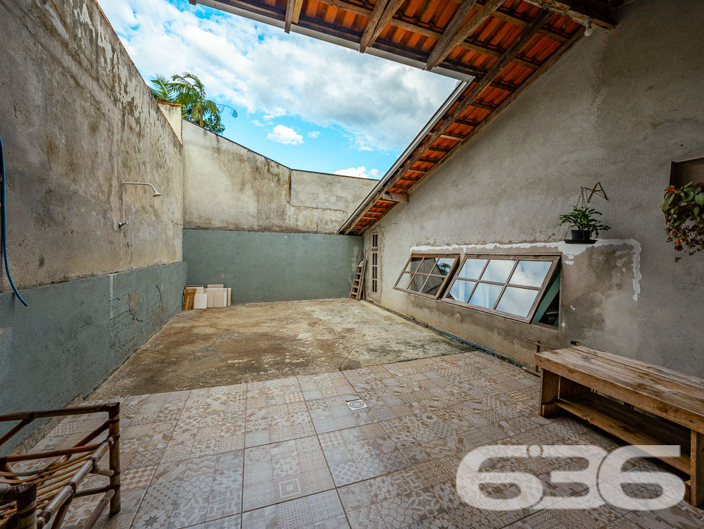 Descubra a residência dos seus sonhos em Joinville! Esta casa térrea, situada no tranquilo bairro de Paranaguamirim, oferece uma combinação perfeita de espaço, conforto e localização ideal. Estuda permuta.
Composição do imóvel:
Quartos: 2 espaçosos dormitórios, 1 suíte aconchegante para garantir sua privacidade e conforto.
Banheiros: Equipados, funcionais e bem posicionados.
Salas: Ampla sala de estar que se integra harmoniosamente com a copa e a cozinha, criando um ambiente acolhedor e ideal para reuniões familiares.
Cozinha: Planejada para maximizar o espaço, com áreas de serviço adjacentes que facilitam o dia a dia.
Garagem: Capacidade para até 4 veículos, com duas vagas cobertas e duas descobertas.
Destaques Externos:
Lazer: Área de festa com churrasqueira, perfeita para celebrar momentos especiais com amigos e família.
Jardim: Um espaço encantador para cultivar plantas e desfrutar de momentos ao ar livre.
Segurança: Portão eletrônico e imóvel totalmente murado, oferecendo segurança e privacidade.
Vantagens do Local:
Rua pavimentada com fácil acesso às principais vias da cidade.
Proximidade com escolas, hospitais, transporte público e serviços públicos essenciais, garantindo comodidade para sua família.
Bairro tranquilo e com excelente vizinhança, ideal para quem busca qualidade de vida.
Potencial de Personalização:
Imóvel pronto para morar com possibilidade de permuta.
Este imóvel é uma verdadeira oportunidade para quem deseja viver em um ambiente espaçoso e com todas as comodidades ao alcance. Visite e veja de perto todas as possibilidades que esta casa tem a oferecer para você e sua família transformarem cada espaço no seu novo lar.
636 NEGÓCIOS IMOBILIÁRIOS: A SUA MELHOR ESCOLHA
Com mais de 30 anos de experiência, a 636 Negócios Imobiliários é sua parceira ideal para encontrar o imóvel perfeito. Estamos prontos para ajudá-lo a fazer deste imóvel o seu novo lar.
Telefone: (47) 3451-0636
WhatsApp: (47) 99190-0636
Não perca esta oportunidade única. Visite nosso site para mais informações: i636.com.br