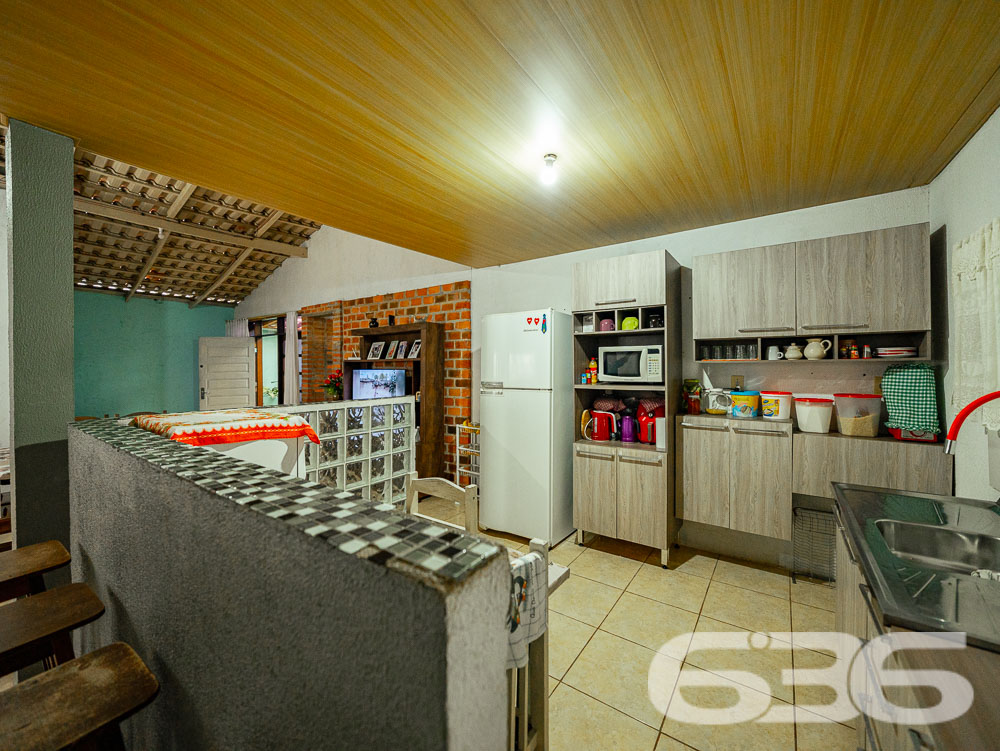 Descubra a residência dos seus sonhos em Joinville! Esta casa térrea, situada no tranquilo bairro de Paranaguamirim, oferece uma combinação perfeita de espaço, conforto e localização ideal. Estuda permuta.
Composição do imóvel:
Quartos: 2 espaçosos dormitórios, 1 suíte aconchegante para garantir sua privacidade e conforto.
Banheiros: Equipados, funcionais e bem posicionados.
Salas: Ampla sala de estar que se integra harmoniosamente com a copa e a cozinha, criando um ambiente acolhedor e ideal para reuniões familiares.
Cozinha: Planejada para maximizar o espaço, com áreas de serviço adjacentes que facilitam o dia a dia.
Garagem: Capacidade para até 4 veículos, com duas vagas cobertas e duas descobertas.
Destaques Externos:
Lazer: Área de festa com churrasqueira, perfeita para celebrar momentos especiais com amigos e família.
Jardim: Um espaço encantador para cultivar plantas e desfrutar de momentos ao ar livre.
Segurança: Portão eletrônico e imóvel totalmente murado, oferecendo segurança e privacidade.
Vantagens do Local:
Rua pavimentada com fácil acesso às principais vias da cidade.
Proximidade com escolas, hospitais, transporte público e serviços públicos essenciais, garantindo comodidade para sua família.
Bairro tranquilo e com excelente vizinhança, ideal para quem busca qualidade de vida.
Potencial de Personalização:
Imóvel pronto para morar com possibilidade de permuta.
Este imóvel é uma verdadeira oportunidade para quem deseja viver em um ambiente espaçoso e com todas as comodidades ao alcance. Visite e veja de perto todas as possibilidades que esta casa tem a oferecer para você e sua família transformarem cada espaço no seu novo lar.
636 NEGÓCIOS IMOBILIÁRIOS: A SUA MELHOR ESCOLHA
Com mais de 30 anos de experiência, a 636 Negócios Imobiliários é sua parceira ideal para encontrar o imóvel perfeito. Estamos prontos para ajudá-lo a fazer deste imóvel o seu novo lar.
Telefone: (47) 3451-0636
WhatsApp: (47) 99190-0636
Não perca esta oportunidade única. Visite nosso site para mais informações: i636.com.br