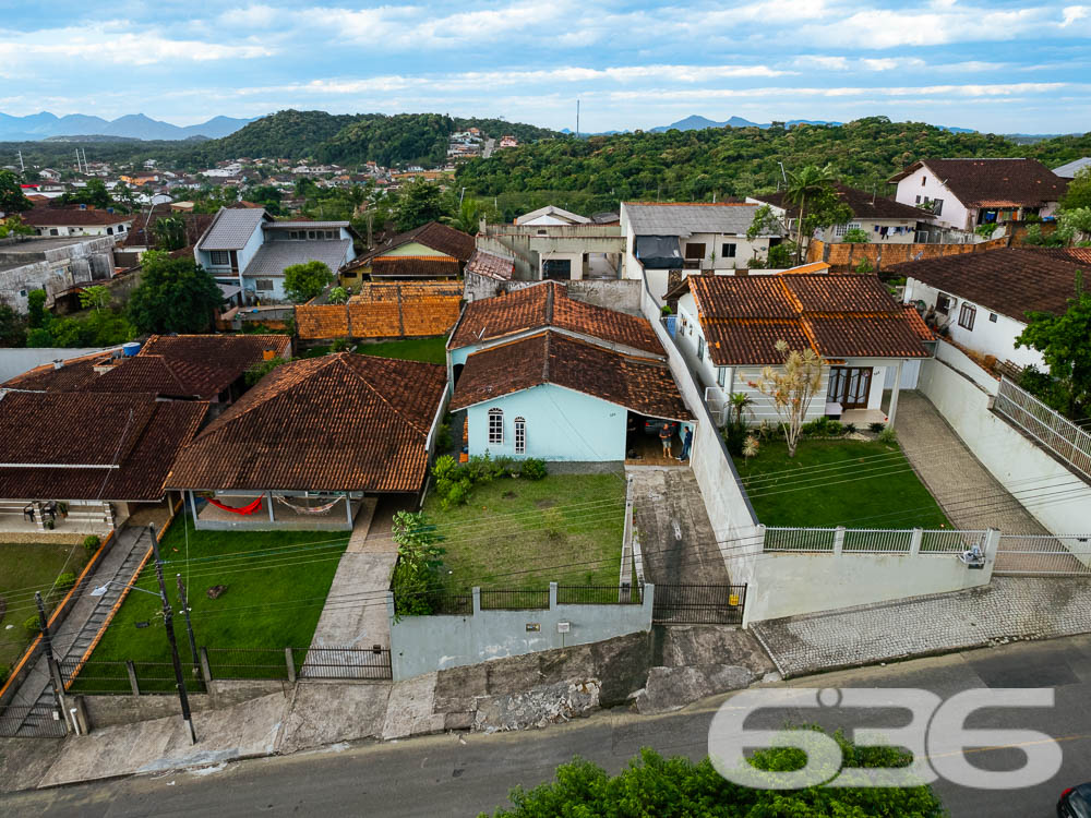 Descubra a residência dos seus sonhos em Joinville! Esta casa térrea, situada no tranquilo bairro de Paranaguamirim, oferece uma combinação perfeita de espaço, conforto e localização ideal. Estuda permuta.
Composição do imóvel:
Quartos: 2 espaçosos dormitórios, 1 suíte aconchegante para garantir sua privacidade e conforto.
Banheiros: Equipados, funcionais e bem posicionados.
Salas: Ampla sala de estar que se integra harmoniosamente com a copa e a cozinha, criando um ambiente acolhedor e ideal para reuniões familiares.
Cozinha: Planejada para maximizar o espaço, com áreas de serviço adjacentes que facilitam o dia a dia.
Garagem: Capacidade para até 4 veículos, com duas vagas cobertas e duas descobertas.
Destaques Externos:
Lazer: Área de festa com churrasqueira, perfeita para celebrar momentos especiais com amigos e família.
Jardim: Um espaço encantador para cultivar plantas e desfrutar de momentos ao ar livre.
Segurança: Portão eletrônico e imóvel totalmente murado, oferecendo segurança e privacidade.
Vantagens do Local:
Rua pavimentada com fácil acesso às principais vias da cidade.
Proximidade com escolas, hospitais, transporte público e serviços públicos essenciais, garantindo comodidade para sua família.
Bairro tranquilo e com excelente vizinhança, ideal para quem busca qualidade de vida.
Potencial de Personalização:
Imóvel pronto para morar com possibilidade de permuta.
Este imóvel é uma verdadeira oportunidade para quem deseja viver em um ambiente espaçoso e com todas as comodidades ao alcance. Visite e veja de perto todas as possibilidades que esta casa tem a oferecer para você e sua família transformarem cada espaço no seu novo lar.
636 NEGÓCIOS IMOBILIÁRIOS: A SUA MELHOR ESCOLHA
Com mais de 30 anos de experiência, a 636 Negócios Imobiliários é sua parceira ideal para encontrar o imóvel perfeito. Estamos prontos para ajudá-lo a fazer deste imóvel o seu novo lar.
Telefone: (47) 3451-0636
WhatsApp: (47) 99190-0636
Não perca esta oportunidade única. Visite nosso site para mais informações: i636.com.br