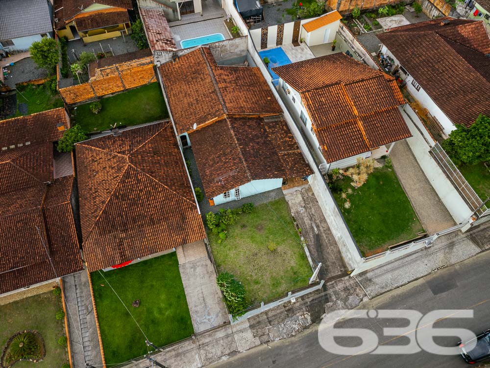 Descubra a residência dos seus sonhos em Joinville! Esta casa térrea, situada no tranquilo bairro de Paranaguamirim, oferece uma combinação perfeita de espaço, conforto e localização ideal. Estuda permuta.
Composição do imóvel:
Quartos: 2 espaçosos dormitórios, 1 suíte aconchegante para garantir sua privacidade e conforto.
Banheiros: Equipados, funcionais e bem posicionados.
Salas: Ampla sala de estar que se integra harmoniosamente com a copa e a cozinha, criando um ambiente acolhedor e ideal para reuniões familiares.
Cozinha: Planejada para maximizar o espaço, com áreas de serviço adjacentes que facilitam o dia a dia.
Garagem: Capacidade para até 4 veículos, com duas vagas cobertas e duas descobertas.
Destaques Externos:
Lazer: Área de festa com churrasqueira, perfeita para celebrar momentos especiais com amigos e família.
Jardim: Um espaço encantador para cultivar plantas e desfrutar de momentos ao ar livre.
Segurança: Portão eletrônico e imóvel totalmente murado, oferecendo segurança e privacidade.
Vantagens do Local:
Rua pavimentada com fácil acesso às principais vias da cidade.
Proximidade com escolas, hospitais, transporte público e serviços públicos essenciais, garantindo comodidade para sua família.
Bairro tranquilo e com excelente vizinhança, ideal para quem busca qualidade de vida.
Potencial de Personalização:
Imóvel pronto para morar com possibilidade de permuta.
Este imóvel é uma verdadeira oportunidade para quem deseja viver em um ambiente espaçoso e com todas as comodidades ao alcance. Visite e veja de perto todas as possibilidades que esta casa tem a oferecer para você e sua família transformarem cada espaço no seu novo lar.
636 NEGÓCIOS IMOBILIÁRIOS: A SUA MELHOR ESCOLHA
Com mais de 30 anos de experiência, a 636 Negócios Imobiliários é sua parceira ideal para encontrar o imóvel perfeito. Estamos prontos para ajudá-lo a fazer deste imóvel o seu novo lar.
Telefone: (47) 3451-0636
WhatsApp: (47) 99190-0636
Não perca esta oportunidade única. Visite nosso site para mais informações: i636.com.br