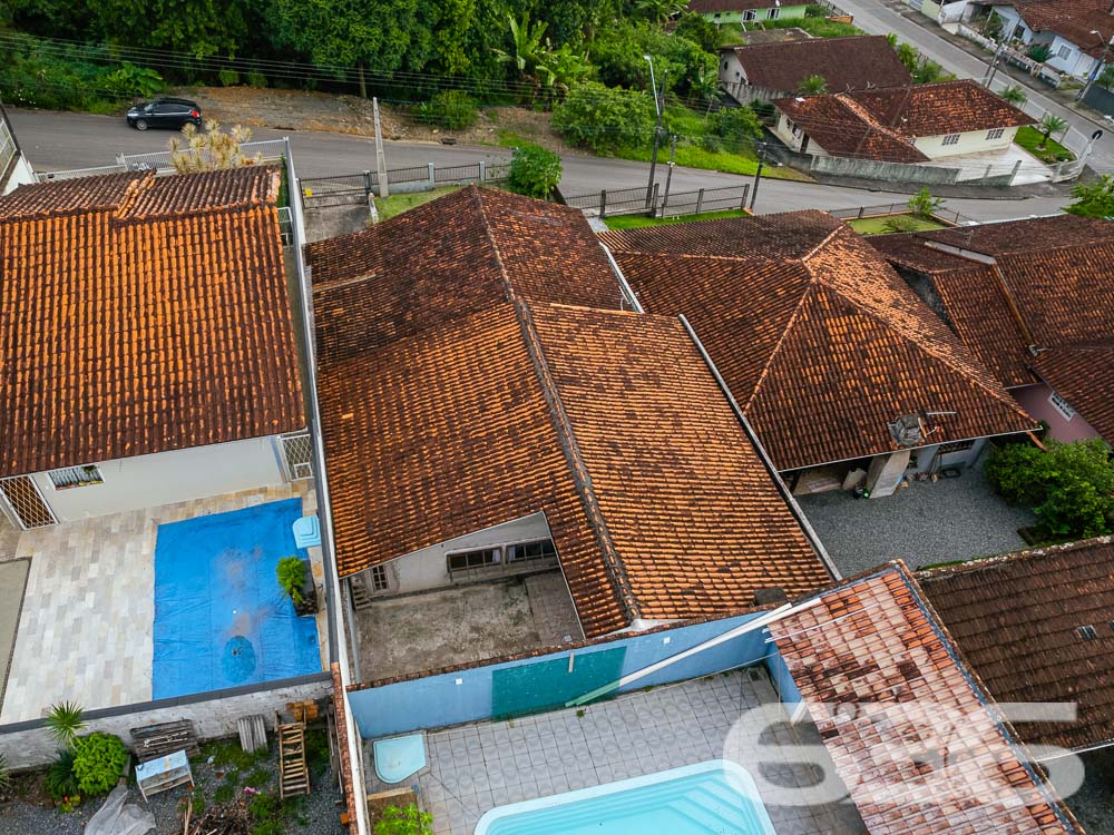 Descubra a residência dos seus sonhos em Joinville! Esta casa térrea, situada no tranquilo bairro de Paranaguamirim, oferece uma combinação perfeita de espaço, conforto e localização ideal. Estuda permuta.
Composição do imóvel:
Quartos: 2 espaçosos dormitórios, 1 suíte aconchegante para garantir sua privacidade e conforto.
Banheiros: Equipados, funcionais e bem posicionados.
Salas: Ampla sala de estar que se integra harmoniosamente com a copa e a cozinha, criando um ambiente acolhedor e ideal para reuniões familiares.
Cozinha: Planejada para maximizar o espaço, com áreas de serviço adjacentes que facilitam o dia a dia.
Garagem: Capacidade para até 4 veículos, com duas vagas cobertas e duas descobertas.
Destaques Externos:
Lazer: Área de festa com churrasqueira, perfeita para celebrar momentos especiais com amigos e família.
Jardim: Um espaço encantador para cultivar plantas e desfrutar de momentos ao ar livre.
Segurança: Portão eletrônico e imóvel totalmente murado, oferecendo segurança e privacidade.
Vantagens do Local:
Rua pavimentada com fácil acesso às principais vias da cidade.
Proximidade com escolas, hospitais, transporte público e serviços públicos essenciais, garantindo comodidade para sua família.
Bairro tranquilo e com excelente vizinhança, ideal para quem busca qualidade de vida.
Potencial de Personalização:
Imóvel pronto para morar com possibilidade de permuta.
Este imóvel é uma verdadeira oportunidade para quem deseja viver em um ambiente espaçoso e com todas as comodidades ao alcance. Visite e veja de perto todas as possibilidades que esta casa tem a oferecer para você e sua família transformarem cada espaço no seu novo lar.
636 NEGÓCIOS IMOBILIÁRIOS: A SUA MELHOR ESCOLHA
Com mais de 30 anos de experiência, a 636 Negócios Imobiliários é sua parceira ideal para encontrar o imóvel perfeito. Estamos prontos para ajudá-lo a fazer deste imóvel o seu novo lar.
Telefone: (47) 3451-0636
WhatsApp: (47) 99190-0636
Não perca esta oportunidade única. Visite nosso site para mais informações: i636.com.br