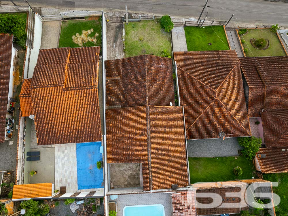 Descubra a residência dos seus sonhos em Joinville! Esta casa térrea, situada no tranquilo bairro de Paranaguamirim, oferece uma combinação perfeita de espaço, conforto e localização ideal. Estuda permuta.
Composição do imóvel:
Quartos: 2 espaçosos dormitórios, 1 suíte aconchegante para garantir sua privacidade e conforto.
Banheiros: Equipados, funcionais e bem posicionados.
Salas: Ampla sala de estar que se integra harmoniosamente com a copa e a cozinha, criando um ambiente acolhedor e ideal para reuniões familiares.
Cozinha: Planejada para maximizar o espaço, com áreas de serviço adjacentes que facilitam o dia a dia.
Garagem: Capacidade para até 4 veículos, com duas vagas cobertas e duas descobertas.
Destaques Externos:
Lazer: Área de festa com churrasqueira, perfeita para celebrar momentos especiais com amigos e família.
Jardim: Um espaço encantador para cultivar plantas e desfrutar de momentos ao ar livre.
Segurança: Portão eletrônico e imóvel totalmente murado, oferecendo segurança e privacidade.
Vantagens do Local:
Rua pavimentada com fácil acesso às principais vias da cidade.
Proximidade com escolas, hospitais, transporte público e serviços públicos essenciais, garantindo comodidade para sua família.
Bairro tranquilo e com excelente vizinhança, ideal para quem busca qualidade de vida.
Potencial de Personalização:
Imóvel pronto para morar com possibilidade de permuta.
Este imóvel é uma verdadeira oportunidade para quem deseja viver em um ambiente espaçoso e com todas as comodidades ao alcance. Visite e veja de perto todas as possibilidades que esta casa tem a oferecer para você e sua família transformarem cada espaço no seu novo lar.
636 NEGÓCIOS IMOBILIÁRIOS: A SUA MELHOR ESCOLHA
Com mais de 30 anos de experiência, a 636 Negócios Imobiliários é sua parceira ideal para encontrar o imóvel perfeito. Estamos prontos para ajudá-lo a fazer deste imóvel o seu novo lar.
Telefone: (47) 3451-0636
WhatsApp: (47) 99190-0636
Não perca esta oportunidade única. Visite nosso site para mais informações: i636.com.br
