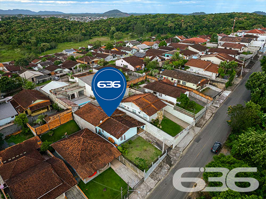 Descubra a residência dos seus sonhos em Joinville! Esta casa térrea, situada no tranquilo bairro de Paranaguamirim, oferece uma combinação perfeita de espaço, conforto e localização ideal. Estuda permuta.
Composição do imóvel:
Quartos: 2 espaçosos dormitórios, 1 suíte aconchegante para garantir sua privacidade e conforto.
Banheiros: Equipados, funcionais e bem posicionados.
Salas: Ampla sala de estar que se integra harmoniosamente com a copa e a cozinha, criando um ambiente acolhedor e ideal para reuniões familiares.
Cozinha: Planejada para maximizar o espaço, com áreas de serviço adjacentes que facilitam o dia a dia.
Garagem: Capacidade para até 4 veículos, com duas vagas cobertas e duas descobertas.
Destaques Externos:
Lazer: Área de festa com churrasqueira, perfeita para celebrar momentos especiais com amigos e família.
Jardim: Um espaço encantador para cultivar plantas e desfrutar de momentos ao ar livre.
Segurança: Portão eletrônico e imóvel totalmente murado, oferecendo segurança e privacidade.
Vantagens do Local:
Rua pavimentada com fácil acesso às principais vias da cidade.
Proximidade com escolas, hospitais, transporte público e serviços públicos essenciais, garantindo comodidade para sua família.
Bairro tranquilo e com excelente vizinhança, ideal para quem busca qualidade de vida.
Potencial de Personalização:
Imóvel pronto para morar com possibilidade de permuta.
Este imóvel é uma verdadeira oportunidade para quem deseja viver em um ambiente espaçoso e com todas as comodidades ao alcance. Visite e veja de perto todas as possibilidades que esta casa tem a oferecer para você e sua família transformarem cada espaço no seu novo lar.
636 NEGÓCIOS IMOBILIÁRIOS: A SUA MELHOR ESCOLHA
Com mais de 30 anos de experiência, a 636 Negócios Imobiliários é sua parceira ideal para encontrar o imóvel perfeito. Estamos prontos para ajudá-lo a fazer deste imóvel o seu novo lar.
Telefone: (47) 3451-0636
WhatsApp: (47) 99190-0636
Não perca esta oportunidade única. Visite nosso site para mais informações: i636.com.br