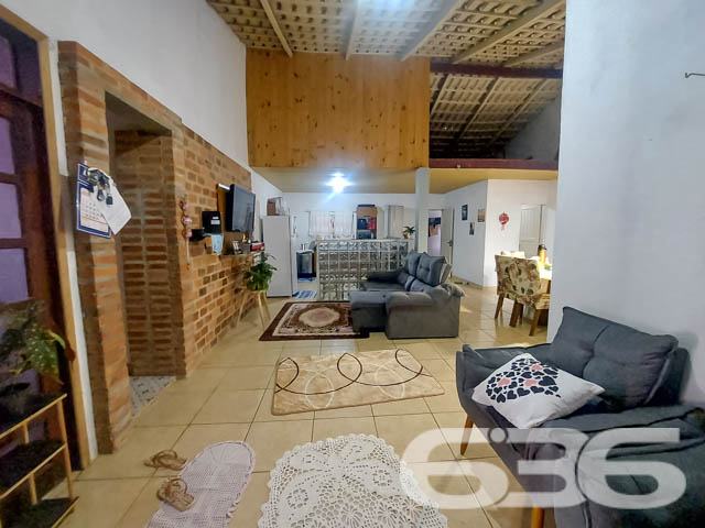 Descubra a residência dos seus sonhos em Joinville! Esta casa térrea, situada no tranquilo bairro de Paranaguamirim, oferece uma combinação perfeita de espaço, conforto e localização ideal. Estuda permuta.
Composição do imóvel:
Quartos: 2 espaçosos dormitórios, 1 suíte aconchegante para garantir sua privacidade e conforto.
Banheiros: Equipados, funcionais e bem posicionados.
Salas: Ampla sala de estar que se integra harmoniosamente com a copa e a cozinha, criando um ambiente acolhedor e ideal para reuniões familiares.
Cozinha: Planejada para maximizar o espaço, com áreas de serviço adjacentes que facilitam o dia a dia.
Garagem: Capacidade para até 4 veículos, com duas vagas cobertas e duas descobertas.
Destaques Externos:
Lazer: Área de festa com churrasqueira, perfeita para celebrar momentos especiais com amigos e família.
Jardim: Um espaço encantador para cultivar plantas e desfrutar de momentos ao ar livre.
Segurança: Portão eletrônico e imóvel totalmente murado, oferecendo segurança e privacidade.
Vantagens do Local:
Rua pavimentada com fácil acesso às principais vias da cidade.
Proximidade com escolas, hospitais, transporte público e serviços públicos essenciais, garantindo comodidade para sua família.
Bairro tranquilo e com excelente vizinhança, ideal para quem busca qualidade de vida.
Potencial de Personalização:
Imóvel pronto para morar com possibilidade de permuta.
Este imóvel é uma verdadeira oportunidade para quem deseja viver em um ambiente espaçoso e com todas as comodidades ao alcance. Visite e veja de perto todas as possibilidades que esta casa tem a oferecer para você e sua família transformarem cada espaço no seu novo lar.
636 NEGÓCIOS IMOBILIÁRIOS: A SUA MELHOR ESCOLHA
Com mais de 30 anos de experiência, a 636 Negócios Imobiliários é sua parceira ideal para encontrar o imóvel perfeito. Estamos prontos para ajudá-lo a fazer deste imóvel o seu novo lar.
Telefone: (47) 3451-0636
WhatsApp: (47) 99190-0636
Não perca esta oportunidade única. Visite nosso site para mais informações: i636.com.br