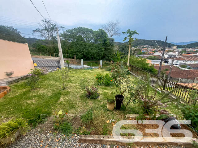 Descubra a residência dos seus sonhos em Joinville! Esta casa térrea, situada no tranquilo bairro de Paranaguamirim, oferece uma combinação perfeita de espaço, conforto e localização ideal. Estuda permuta.
Composição do imóvel:
Quartos: 2 espaçosos dormitórios, 1 suíte aconchegante para garantir sua privacidade e conforto.
Banheiros: Equipados, funcionais e bem posicionados.
Salas: Ampla sala de estar que se integra harmoniosamente com a copa e a cozinha, criando um ambiente acolhedor e ideal para reuniões familiares.
Cozinha: Planejada para maximizar o espaço, com áreas de serviço adjacentes que facilitam o dia a dia.
Garagem: Capacidade para até 4 veículos, com duas vagas cobertas e duas descobertas.
Destaques Externos:
Lazer: Área de festa com churrasqueira, perfeita para celebrar momentos especiais com amigos e família.
Jardim: Um espaço encantador para cultivar plantas e desfrutar de momentos ao ar livre.
Segurança: Portão eletrônico e imóvel totalmente murado, oferecendo segurança e privacidade.
Vantagens do Local:
Rua pavimentada com fácil acesso às principais vias da cidade.
Proximidade com escolas, hospitais, transporte público e serviços públicos essenciais, garantindo comodidade para sua família.
Bairro tranquilo e com excelente vizinhança, ideal para quem busca qualidade de vida.
Potencial de Personalização:
Imóvel pronto para morar com possibilidade de permuta.
Este imóvel é uma verdadeira oportunidade para quem deseja viver em um ambiente espaçoso e com todas as comodidades ao alcance. Visite e veja de perto todas as possibilidades que esta casa tem a oferecer para você e sua família transformarem cada espaço no seu novo lar.
636 NEGÓCIOS IMOBILIÁRIOS: A SUA MELHOR ESCOLHA
Com mais de 30 anos de experiência, a 636 Negócios Imobiliários é sua parceira ideal para encontrar o imóvel perfeito. Estamos prontos para ajudá-lo a fazer deste imóvel o seu novo lar.
Telefone: (47) 3451-0636
WhatsApp: (47) 99190-0636
Não perca esta oportunidade única. Visite nosso site para mais informações: i636.com.br