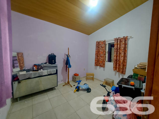 Descubra a residência dos seus sonhos em Joinville! Esta casa térrea, situada no tranquilo bairro de Paranaguamirim, oferece uma combinação perfeita de espaço, conforto e localização ideal. Estuda permuta.
Composição do imóvel:
Quartos: 2 espaçosos dormitórios, 1 suíte aconchegante para garantir sua privacidade e conforto.
Banheiros: Equipados, funcionais e bem posicionados.
Salas: Ampla sala de estar que se integra harmoniosamente com a copa e a cozinha, criando um ambiente acolhedor e ideal para reuniões familiares.
Cozinha: Planejada para maximizar o espaço, com áreas de serviço adjacentes que facilitam o dia a dia.
Garagem: Capacidade para até 4 veículos, com duas vagas cobertas e duas descobertas.
Destaques Externos:
Lazer: Área de festa com churrasqueira, perfeita para celebrar momentos especiais com amigos e família.
Jardim: Um espaço encantador para cultivar plantas e desfrutar de momentos ao ar livre.
Segurança: Portão eletrônico e imóvel totalmente murado, oferecendo segurança e privacidade.
Vantagens do Local:
Rua pavimentada com fácil acesso às principais vias da cidade.
Proximidade com escolas, hospitais, transporte público e serviços públicos essenciais, garantindo comodidade para sua família.
Bairro tranquilo e com excelente vizinhança, ideal para quem busca qualidade de vida.
Potencial de Personalização:
Imóvel pronto para morar com possibilidade de permuta.
Este imóvel é uma verdadeira oportunidade para quem deseja viver em um ambiente espaçoso e com todas as comodidades ao alcance. Visite e veja de perto todas as possibilidades que esta casa tem a oferecer para você e sua família transformarem cada espaço no seu novo lar.
636 NEGÓCIOS IMOBILIÁRIOS: A SUA MELHOR ESCOLHA
Com mais de 30 anos de experiência, a 636 Negócios Imobiliários é sua parceira ideal para encontrar o imóvel perfeito. Estamos prontos para ajudá-lo a fazer deste imóvel o seu novo lar.
Telefone: (47) 3451-0636
WhatsApp: (47) 99190-0636
Não perca esta oportunidade única. Visite nosso site para mais informações: i636.com.br