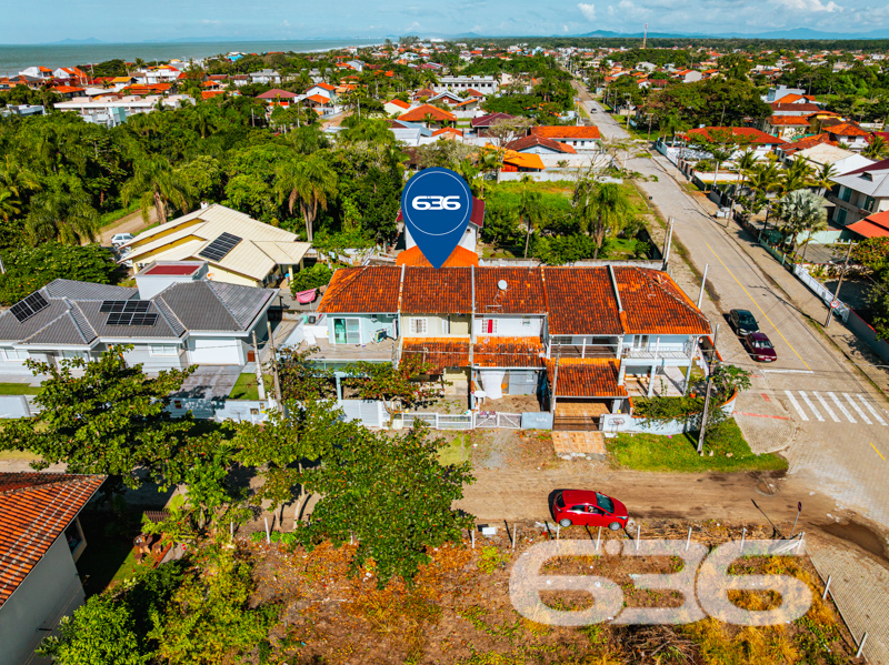 Oportunidade a poucos metros do mar em Balneário Barra do Sul/SC!
Se você busca um imóvel funcional, com excelente custo-benefício e localização privilegiada para desfrutar da tranquilidade do litoral catarinense, este sobrado geminado no bairro Salinas é para você!
Localizado a apenas 190 metros da praia, este imóvel oferece a combinação ideal entre praticidade, conforto e acessibilidade. Situado em uma região em franca valorização, próximo a pizzaria, mercado, restaurante e a poucos minutos dos comércios centrais da cidade, ele atende perfeitamente tanto quem deseja morar com qualidade de vida quanto quem busca investir para locação de temporada.
Com 73,40 m² de área, o sobrado apresenta ambientes bem distribuídos em dois pavimentos. No térreo, destaque para a sala de estar integrada à copa e cozinha, além de banheiro social, área de serviço e espaço para refeições rápidas. No andar superior, encontram-se três dormitórios arejados, com excelente iluminação natural,
O imóvel está edificado em terreno plano com 72,00 m², o que garante maior incidência solar ao longo do dia. A estrutura conta ainda com 2 vagas de garagem descobertas, quintal murado, grades de segurança e conexão à internet por fibra, além de estar desocupado, pronto para receber sua família!
Composição do imóvel:
3 dormitórios
2 banheiros
Sala de estar
Copa e cozinha conjugadas
Área de serviço
Sacada
2 vagas de garagem descobertas
Murado
Permite animais
Infraestrutura ao redor:
Perto de vias de acesso e transporte público
Proximidade com escolas, hospitais e comércios essenciais
Não perca esta chance de garantir seu imóvel no litoral com segurança jurídica, assessoria completa e mais de 30 anos de experiência que só a 636 Negócios Imobiliários oferece.
Entre em contato com um de nossos especialistas e agende sua visita agora mesmo!
636 NEGÓCIOS IMOBILIÁRIOS: A SUA MELHOR ESCOLHA
Com mais de 30 anos de experiência, a 636 Negócios Imobiliários é sua parceira ideal para encontrar o imóvel perfeito. Estamos prontos para ajudá-lo a fazer deste imóvel o seu novo lar.
Telefone: (47) 3451-0636
WhatsApp: (47) 99190-0636
Não perca esta oportunidade única. Visite nosso site para mais informações: i636.com.br
