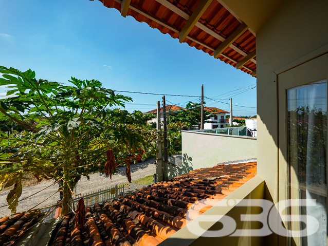 Oportunidade a poucos metros do mar em Balneário Barra do Sul/SC!
Se você busca um imóvel funcional, com excelente custo-benefício e localização privilegiada para desfrutar da tranquilidade do litoral catarinense, este sobrado geminado no bairro Salinas é para você!
Localizado a apenas 190 metros da praia, este imóvel oferece a combinação ideal entre praticidade, conforto e acessibilidade. Situado em uma região em franca valorização, próximo a pizzaria, mercado, restaurante e a poucos minutos dos comércios centrais da cidade, ele atende perfeitamente tanto quem deseja morar com qualidade de vida quanto quem busca investir para locação de temporada.
Com 73,40 m² de área, o sobrado apresenta ambientes bem distribuídos em dois pavimentos. No térreo, destaque para a sala de estar integrada à copa e cozinha, além de banheiro social, área de serviço e espaço para refeições rápidas. No andar superior, encontram-se três dormitórios arejados, com excelente iluminação natural,
O imóvel está edificado em terreno plano com 72,00 m², o que garante maior incidência solar ao longo do dia. A estrutura conta ainda com 2 vagas de garagem descobertas, quintal murado, grades de segurança e conexão à internet por fibra, além de estar desocupado, pronto para receber sua família!
Composição do imóvel:
3 dormitórios
2 banheiros
Sala de estar
Copa e cozinha conjugadas
Área de serviço
Sacada
2 vagas de garagem descobertas
Murado
Permite animais
Infraestrutura ao redor:
Perto de vias de acesso e transporte público
Proximidade com escolas, hospitais e comércios essenciais
Não perca esta chance de garantir seu imóvel no litoral com segurança jurídica, assessoria completa e mais de 30 anos de experiência que só a 636 Negócios Imobiliários oferece.
Entre em contato com um de nossos especialistas e agende sua visita agora mesmo!
636 NEGÓCIOS IMOBILIÁRIOS: A SUA MELHOR ESCOLHA
Com mais de 30 anos de experiência, a 636 Negócios Imobiliários é sua parceira ideal para encontrar o imóvel perfeito. Estamos prontos para ajudá-lo a fazer deste imóvel o seu novo lar.
Telefone: (47) 3451-0636
WhatsApp: (47) 99190-0636
Não perca esta oportunidade única. Visite nosso site para mais informações: i636.com.br